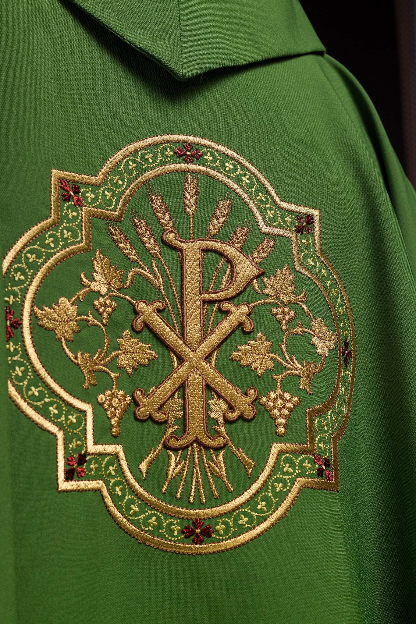 Chasuble verte avec broderie IHS et PAX KOR/119/01/01 ZIELONY - CHASUBLES.FR