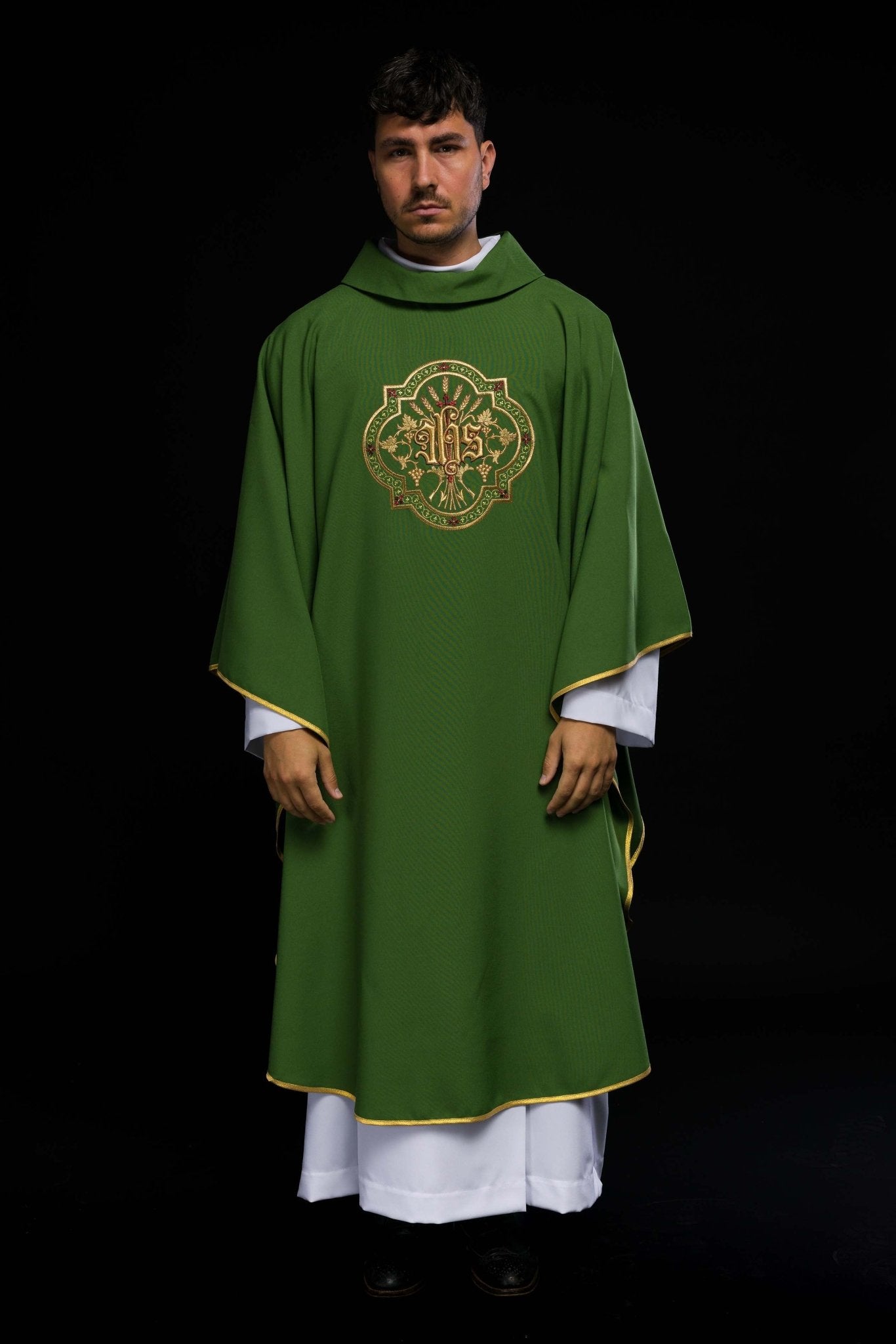 Chasuble verte avec broderie IHS et PAX KOR/119/01/01 ZIELONY - CHASUBLES.FR