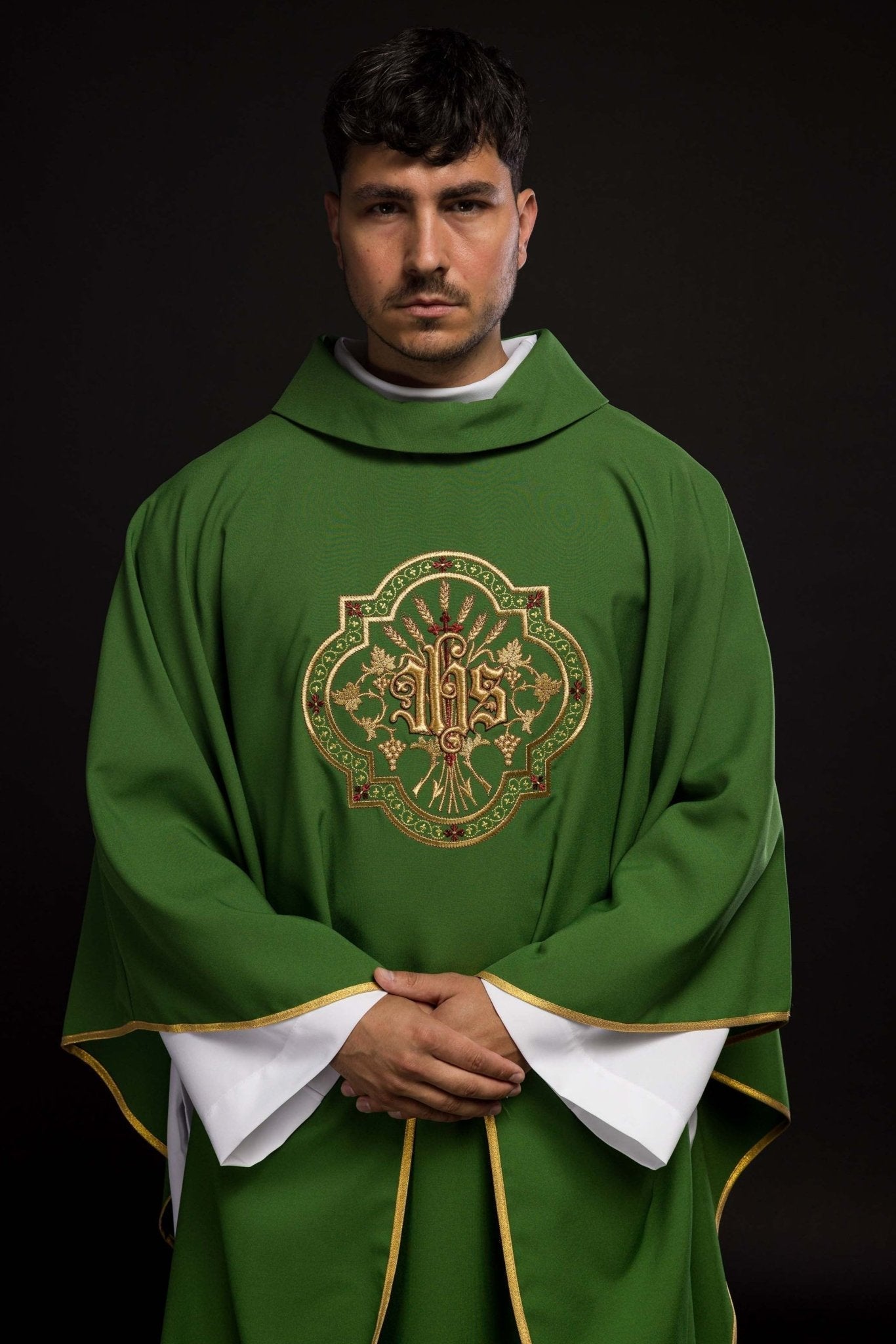 Chasuble verte avec broderie IHS et PAX KOR/119/01/01 ZIELONY - CHASUBLES.FR