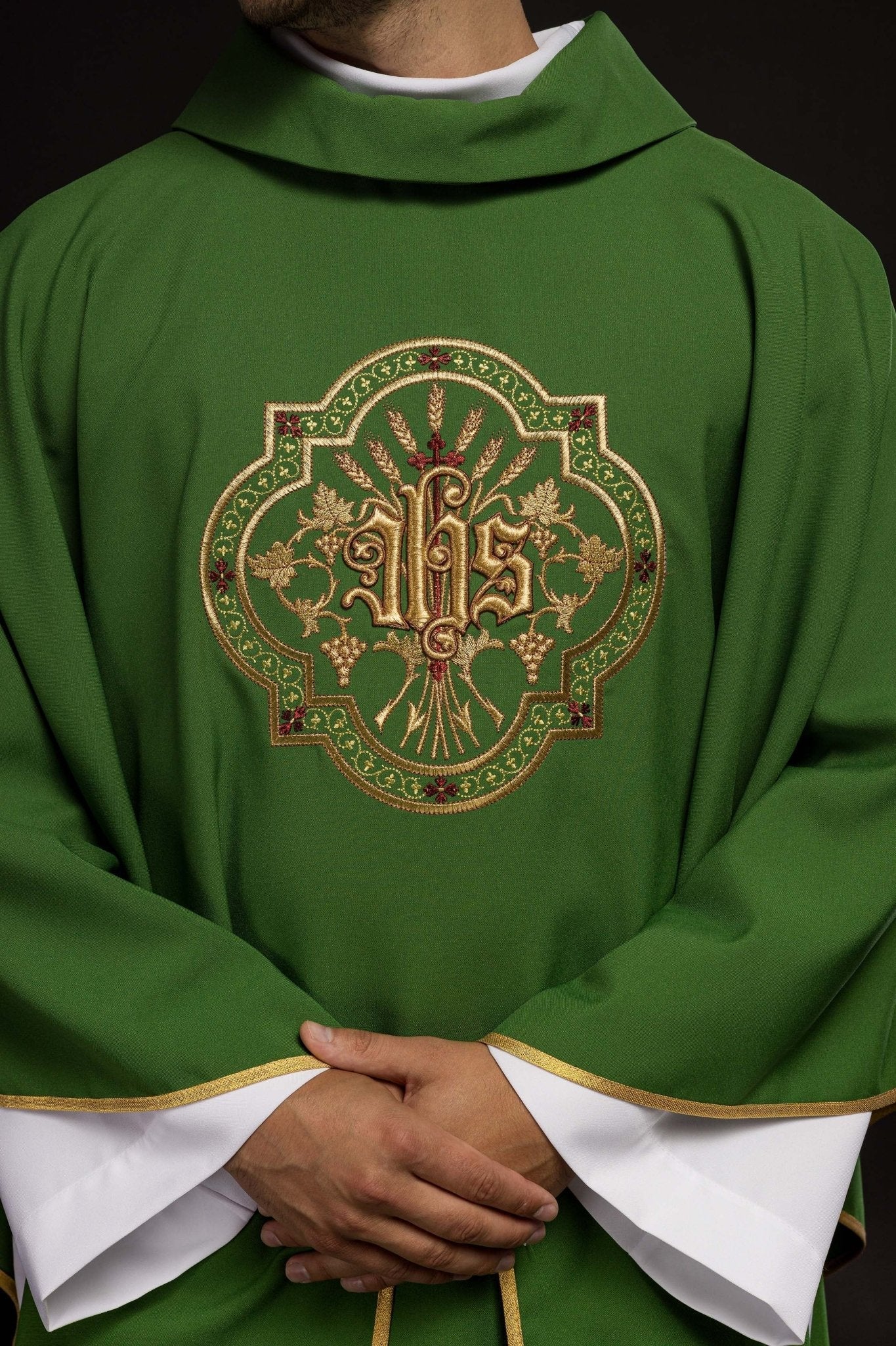 Chasuble verte avec broderie IHS et PAX KOR/119/01/01 ZIELONY - CHASUBLES.FR