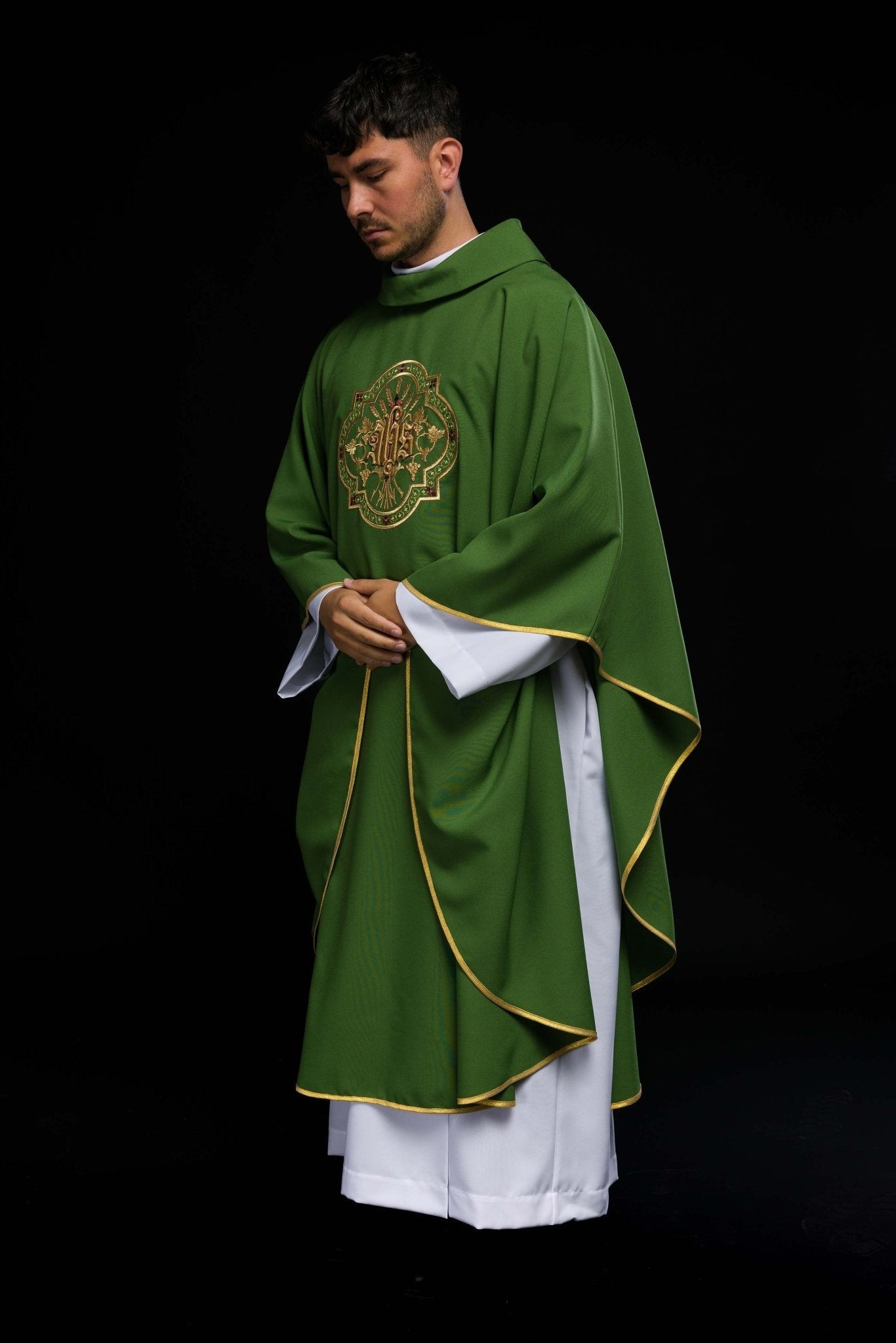 Chasuble verte avec broderie IHS et PAX KOR/119/01/01 ZIELONY - CHASUBLES.FR