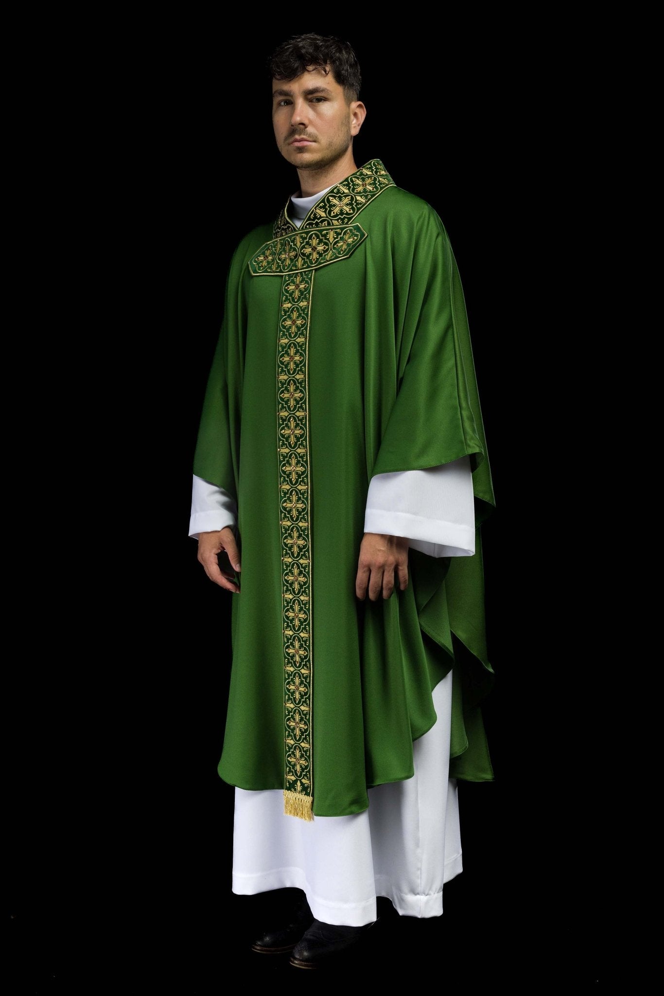 Chasuble verte avec ceinture brodée suspendue et 500 pierres LE/7004/01 - CHASUBLES.FR