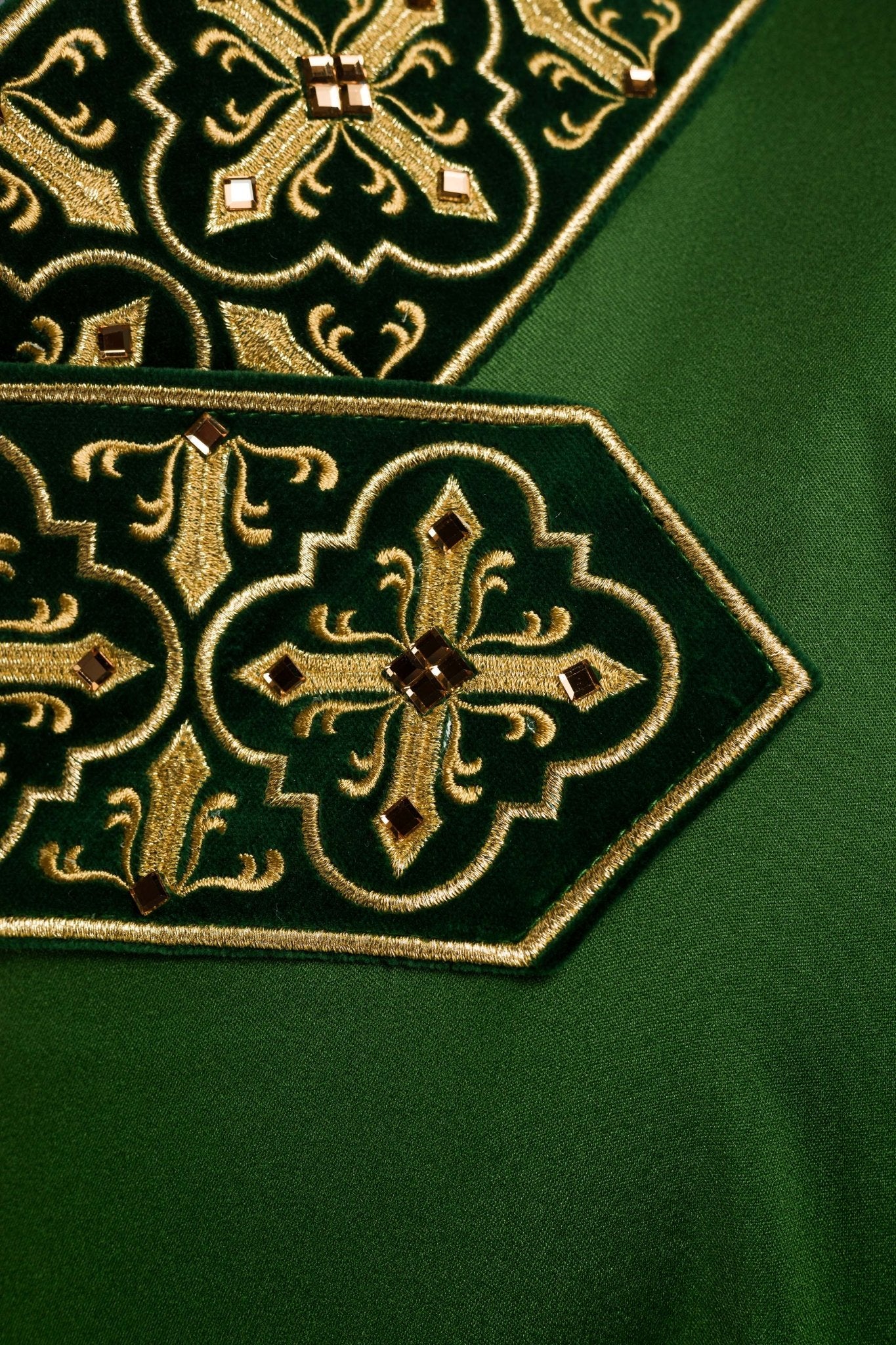 Chasuble verte avec ceinture brodée suspendue et 500 pierres LE/7004/01 - CHASUBLES.FR