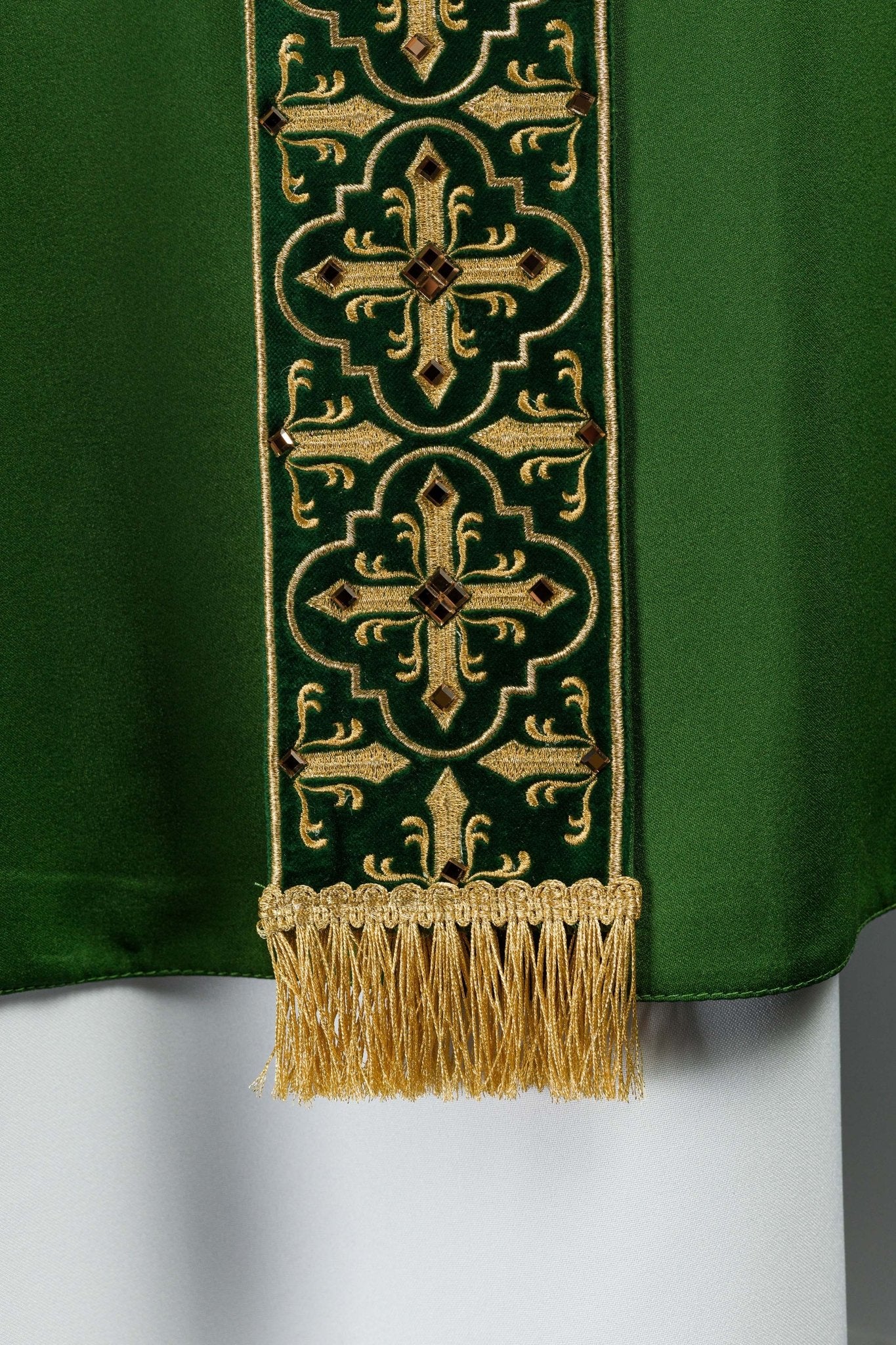 Chasuble verte avec ceinture brodée suspendue et 500 pierres LE/7004/01 - CHASUBLES.FR