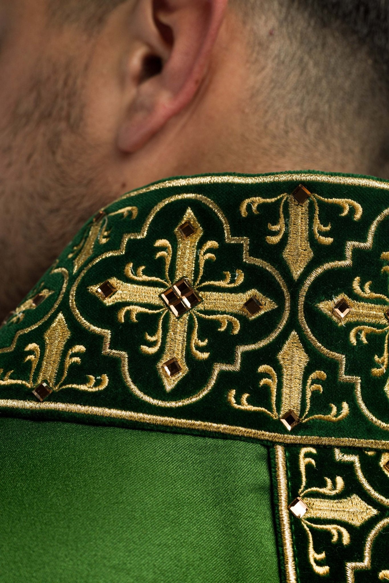 Chasuble verte avec ceinture brodée suspendue et 500 pierres LE/7004/01 - CHASUBLES.FR