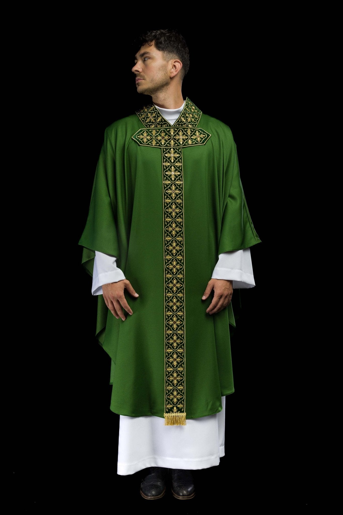 Chasuble verte avec ceinture brodée suspendue et 500 pierres LE/7004/01 - CHASUBLES.FR