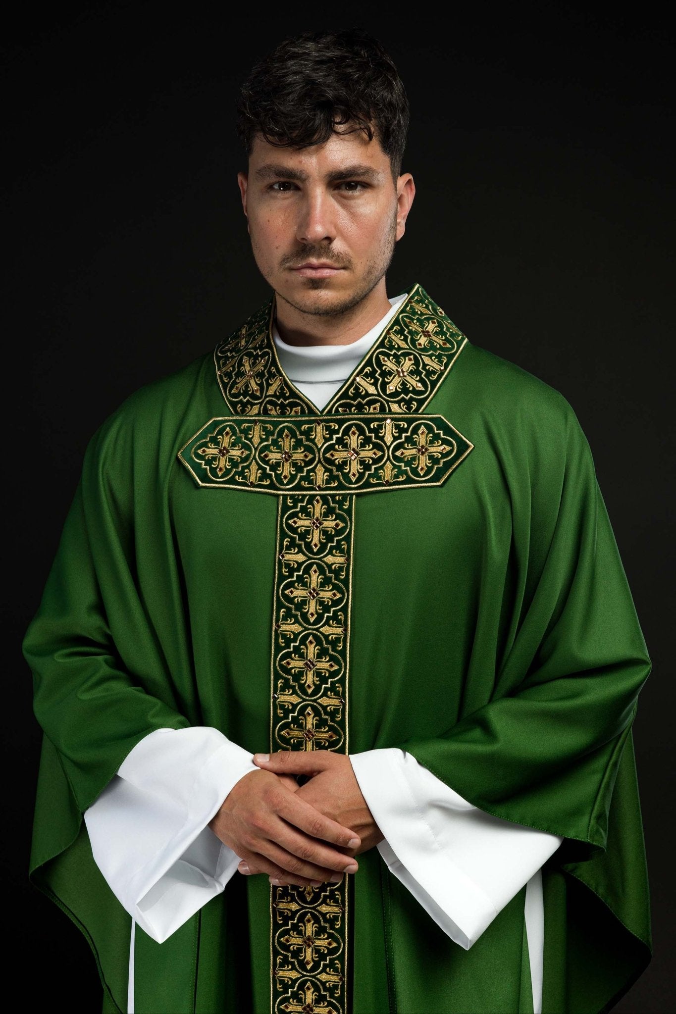 Chasuble verte avec ceinture brodée suspendue et 500 pierres LE/7004/01 - CHASUBLES.FR