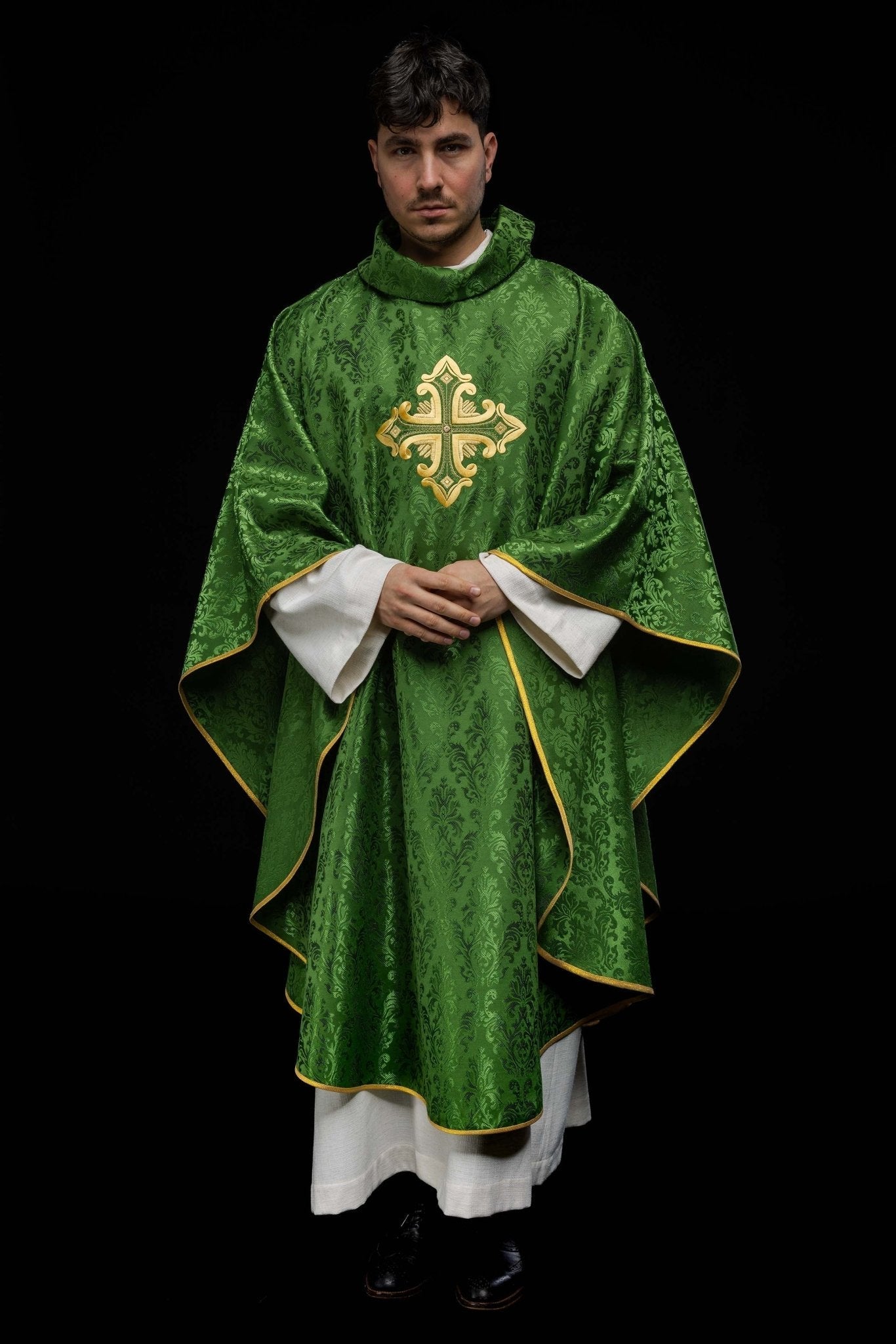 Chasuble verte avec croix cousue dans un tissu à motifs HIT/197007/01/67 ZIELONY - CHASUBLES.FR