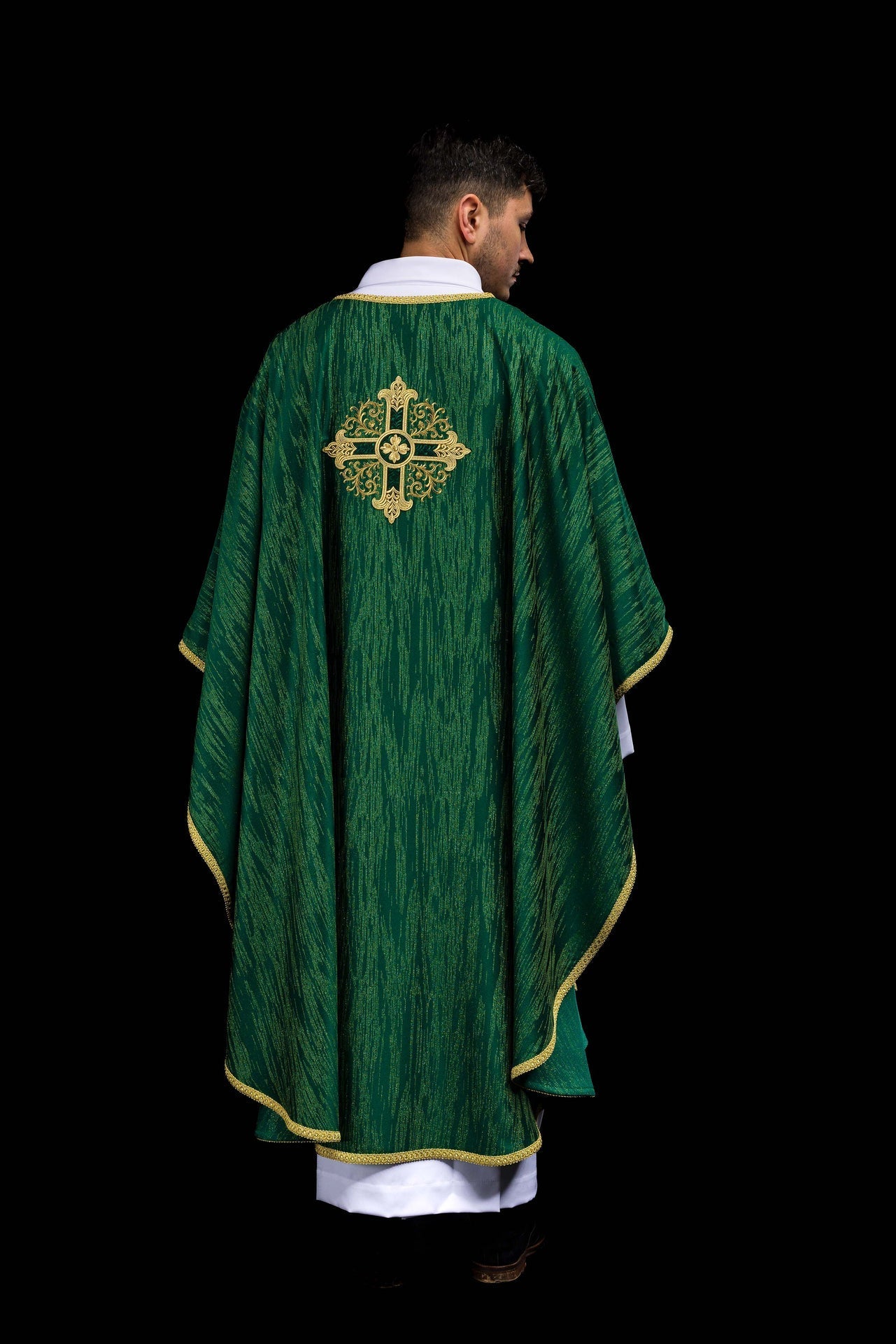 Chasuble verte avec motif de croix brodé sur tissu décoratif KOA/006/01/99 - CHASUBLES.FR