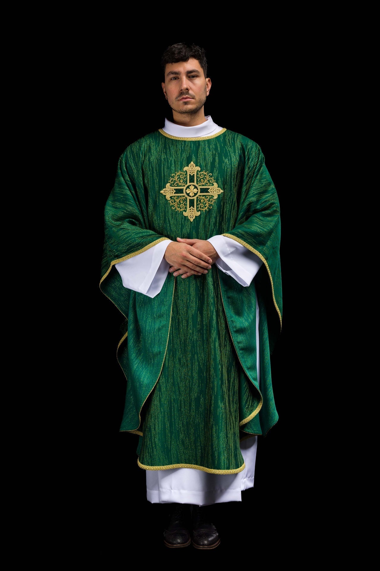 Chasuble verte avec motif de croix brodé sur tissu décoratif KOA/006/01/99 - CHASUBLES.FR
