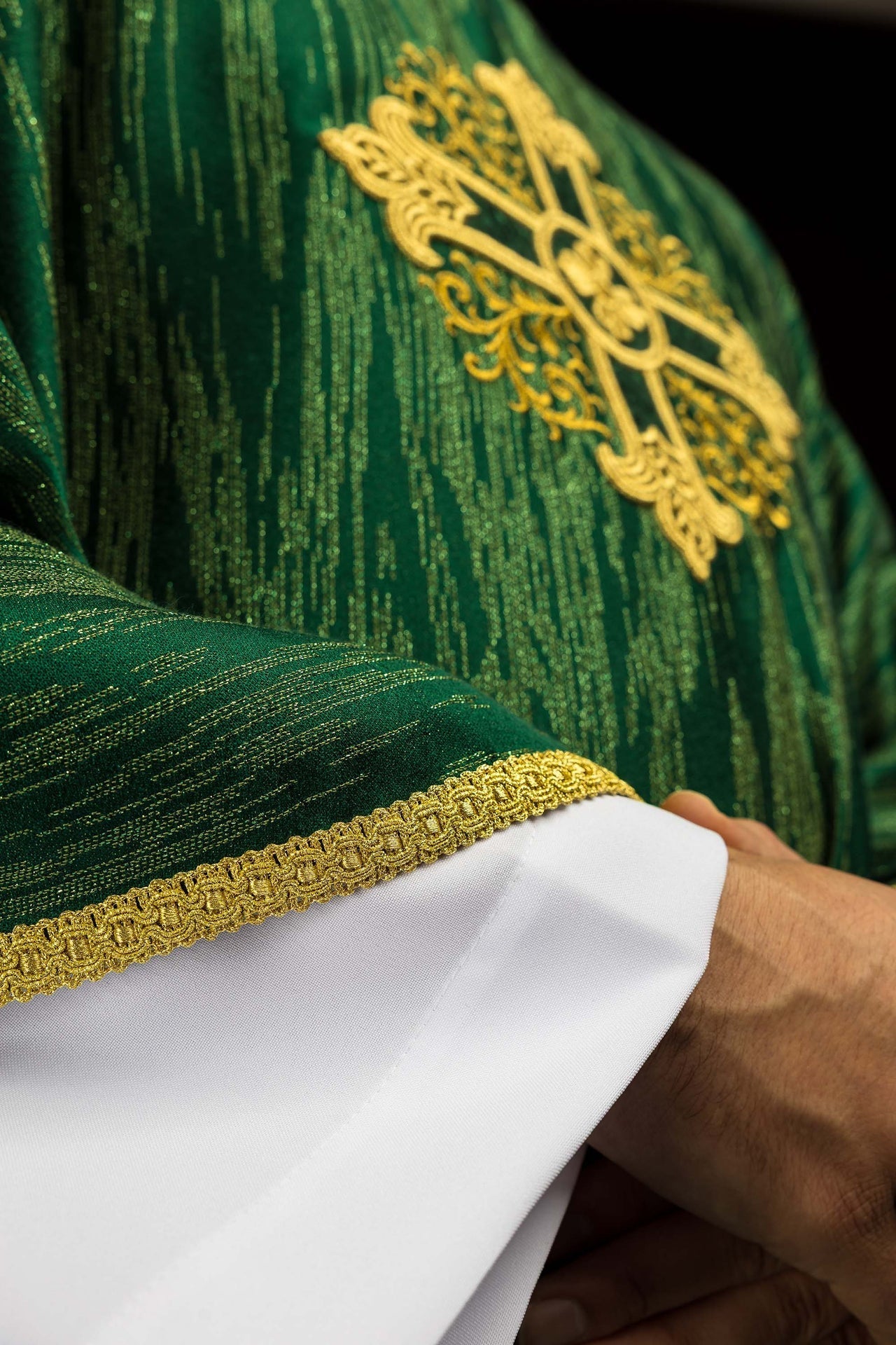 Chasuble verte avec motif de croix brodé sur tissu décoratif KOA/006/01/99 - CHASUBLES.FR
