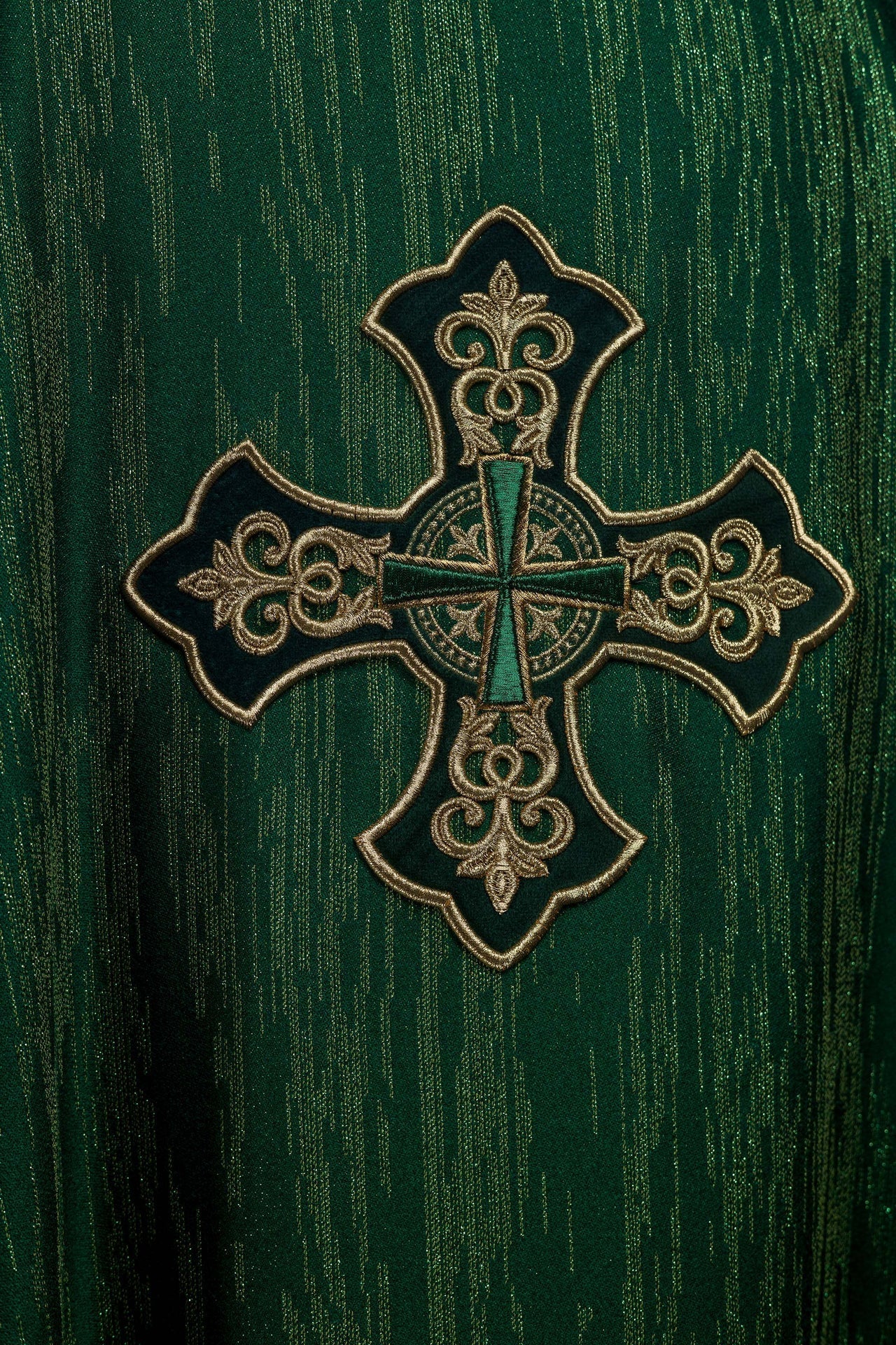 Chasuble verte avec motif de croix brodé sur un tissu décoratif LE/7036/01 - CHASUBLES.FR