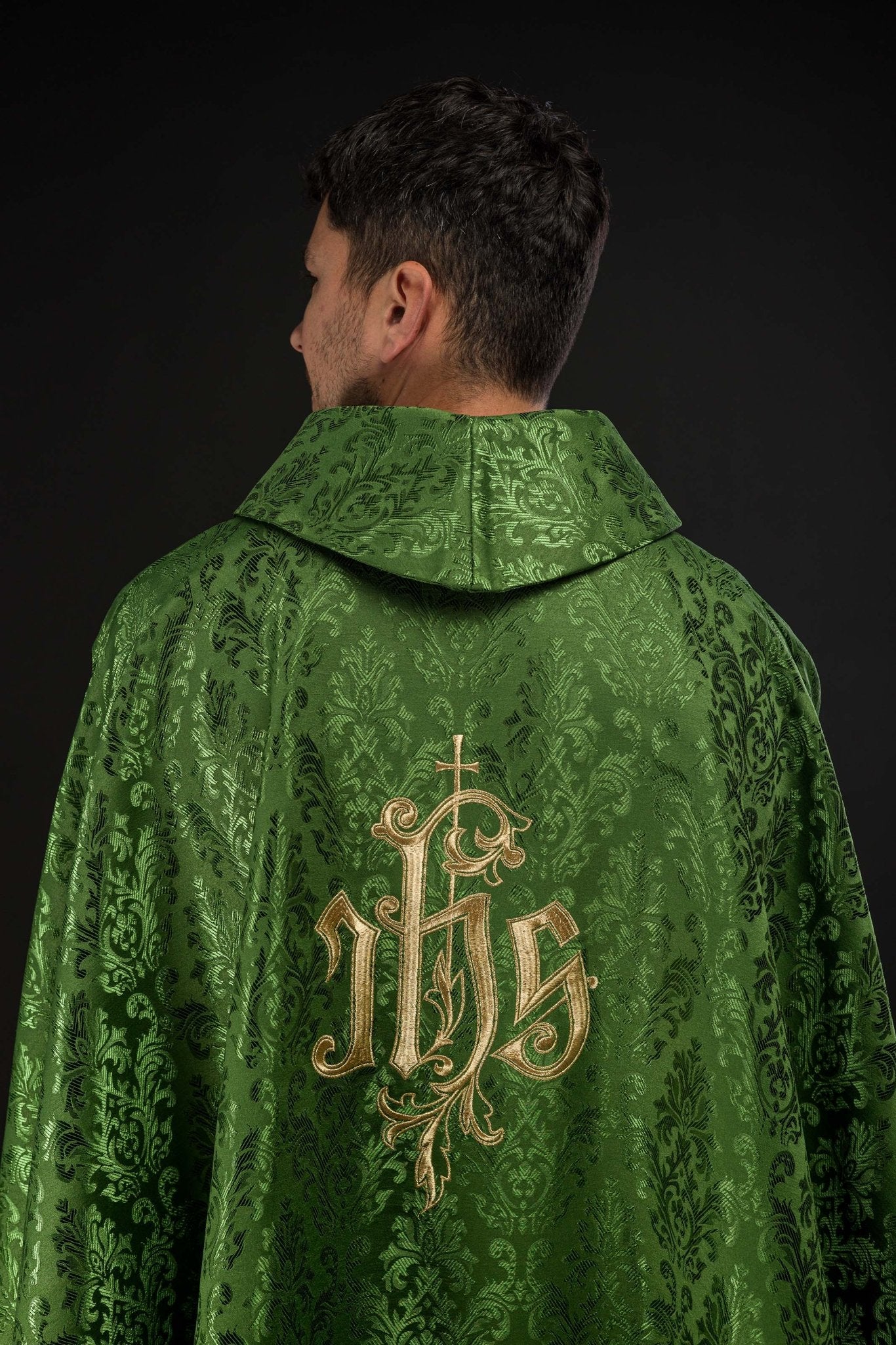 Chasuble verte avec motif IHS brodé sur tissu décoratif LE/7032/01 - CHASUBLES.FR