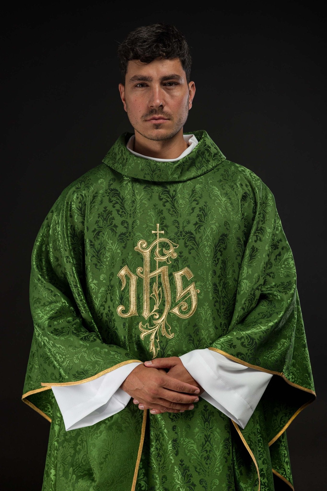 Chasuble verte avec motif IHS brodé sur tissu décoratif LE/7032/01 - CHASUBLES.FR