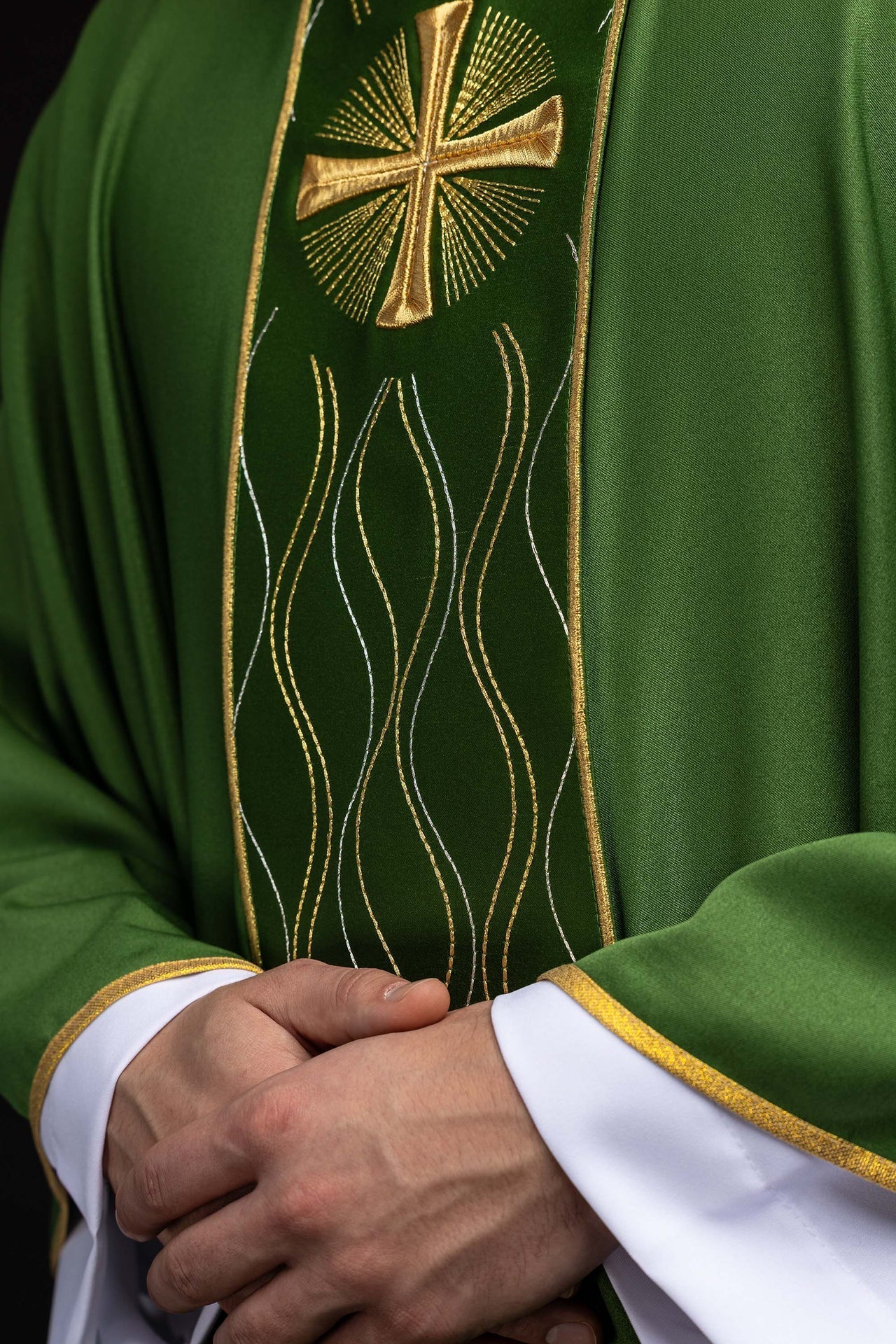 Chasuble verte brodée avec une croix KOR/277/01/53 - CHASUBLES.FR