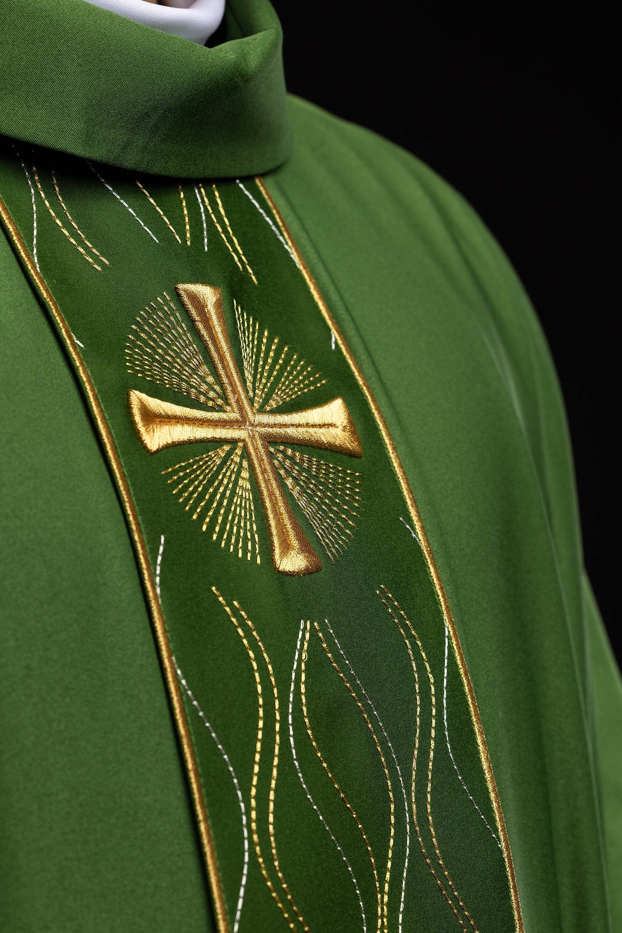 Chasuble verte brodée avec une croix KOR/277/01/53 - CHASUBLES.FR