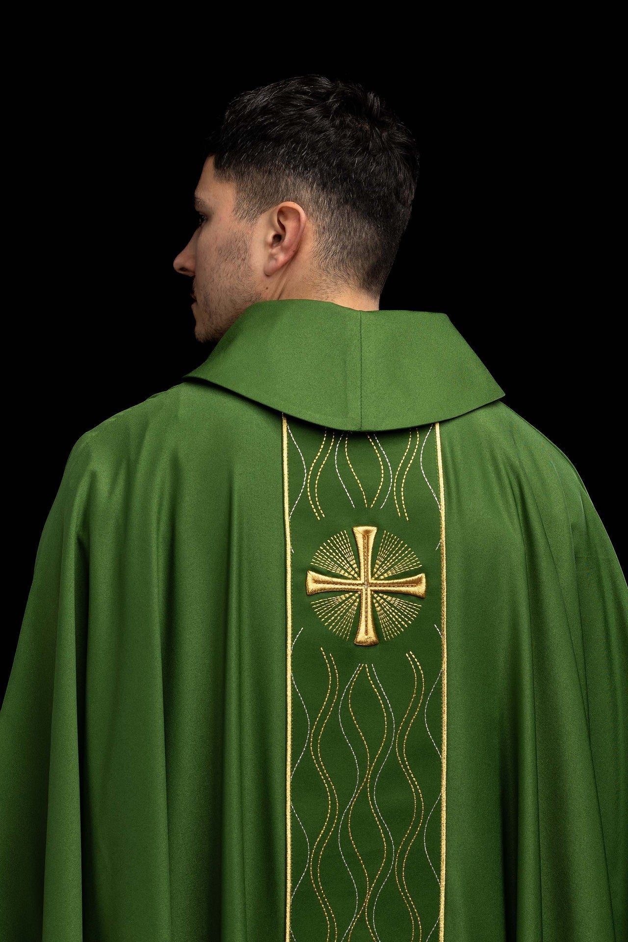 Chasuble verte brodée avec une croix KOR/277/01/53 - CHASUBLES.FR