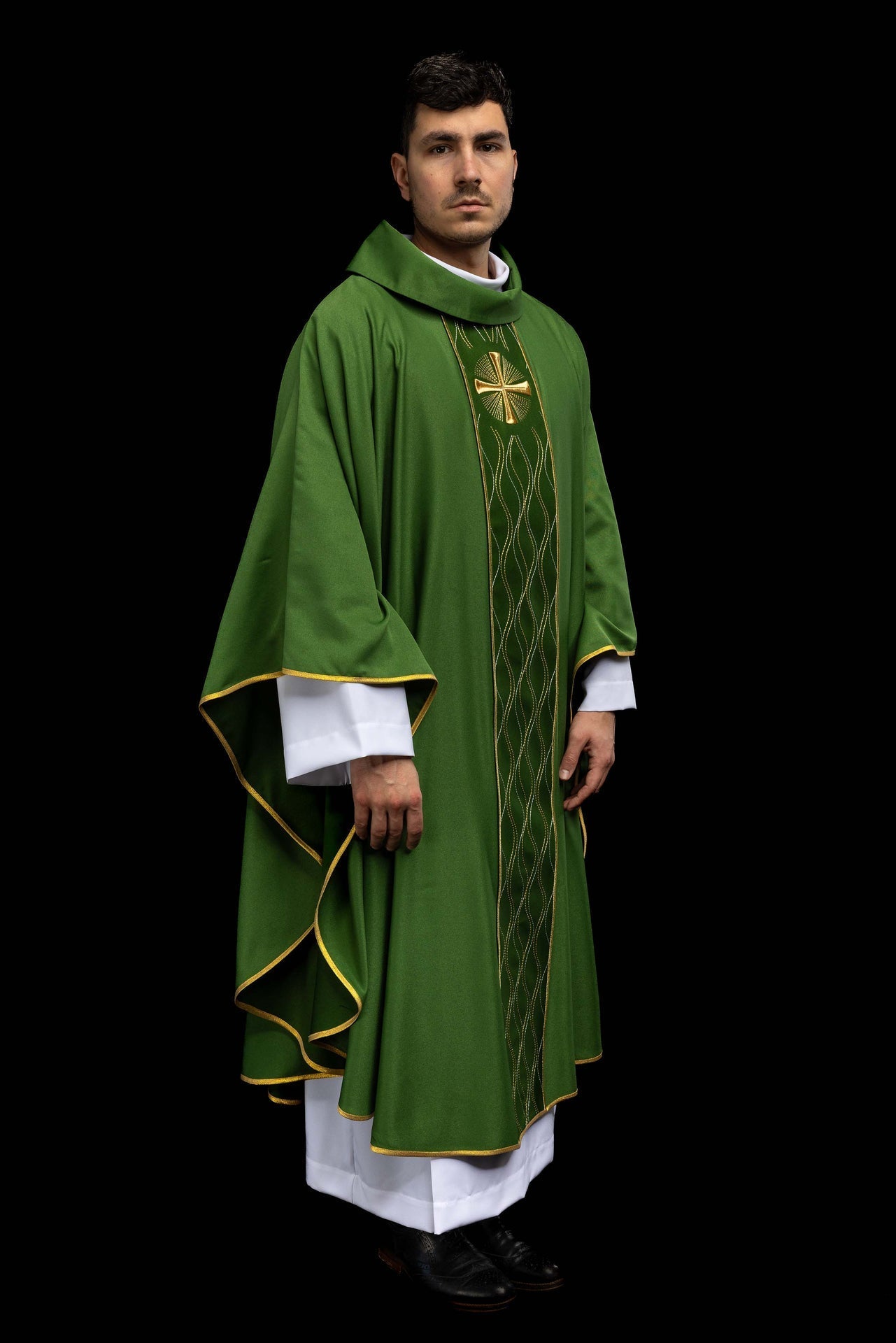 Chasuble verte brodée avec une croix KOR/277/01/53 - CHASUBLES.FR