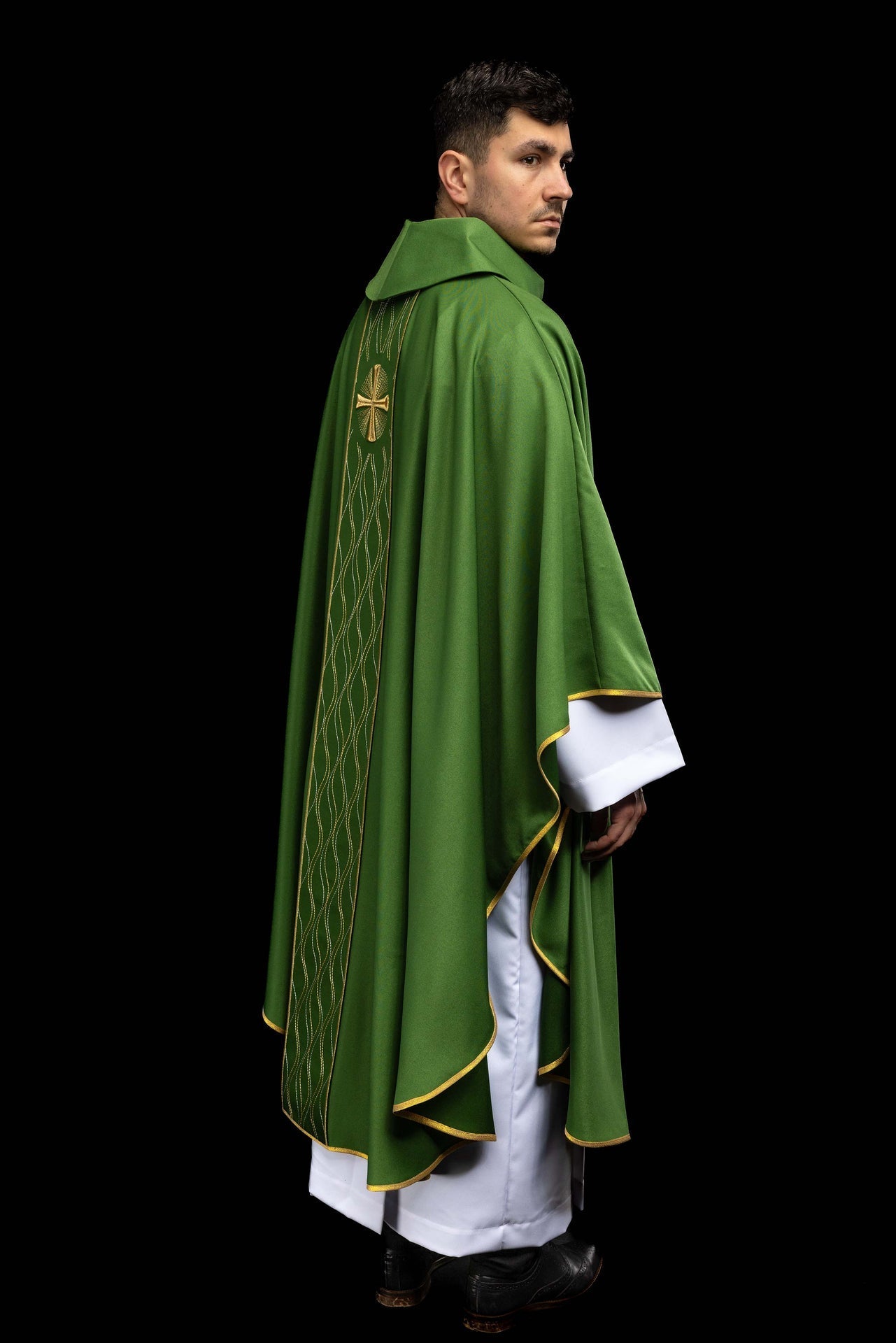 Chasuble verte brodée avec une croix KOR/277/01/53 - CHASUBLES.FR