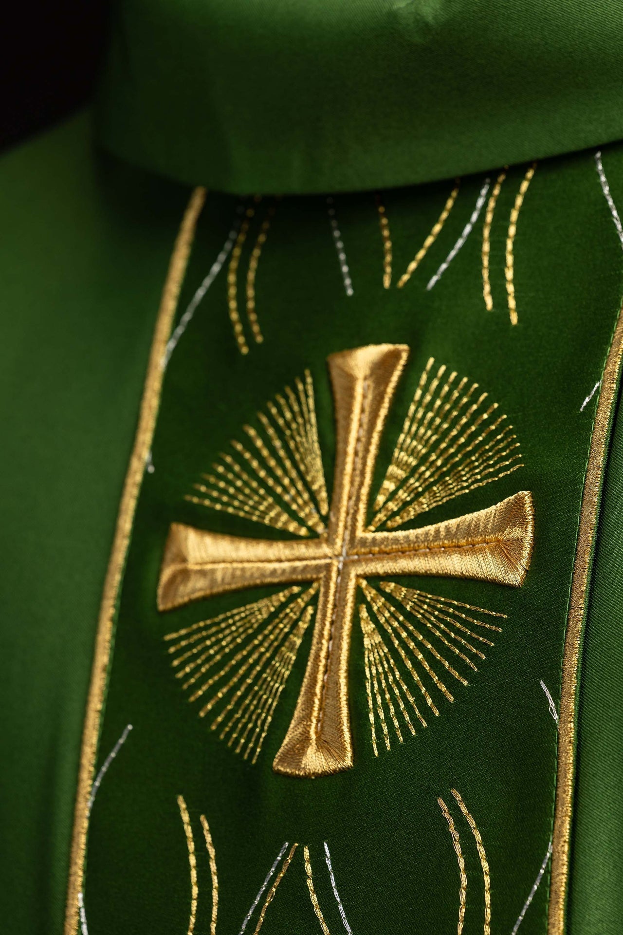 Chasuble verte brodée avec une croix KOR/277/01/53 - CHASUBLES.FR
