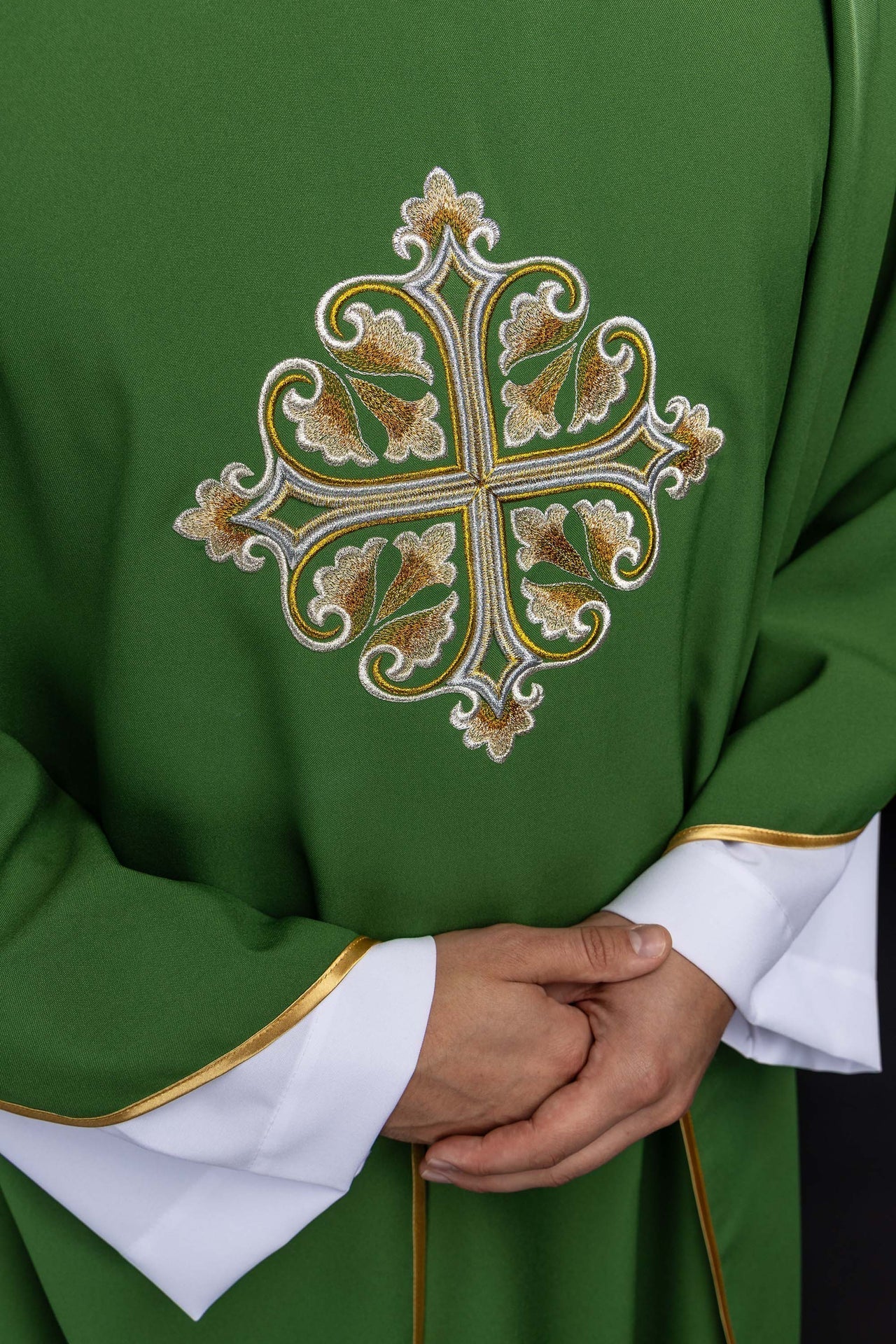 Chasuble verte brodée avec une croix ornée et un large col KOK/003/01/12/KARO - CHASUBLES.FR