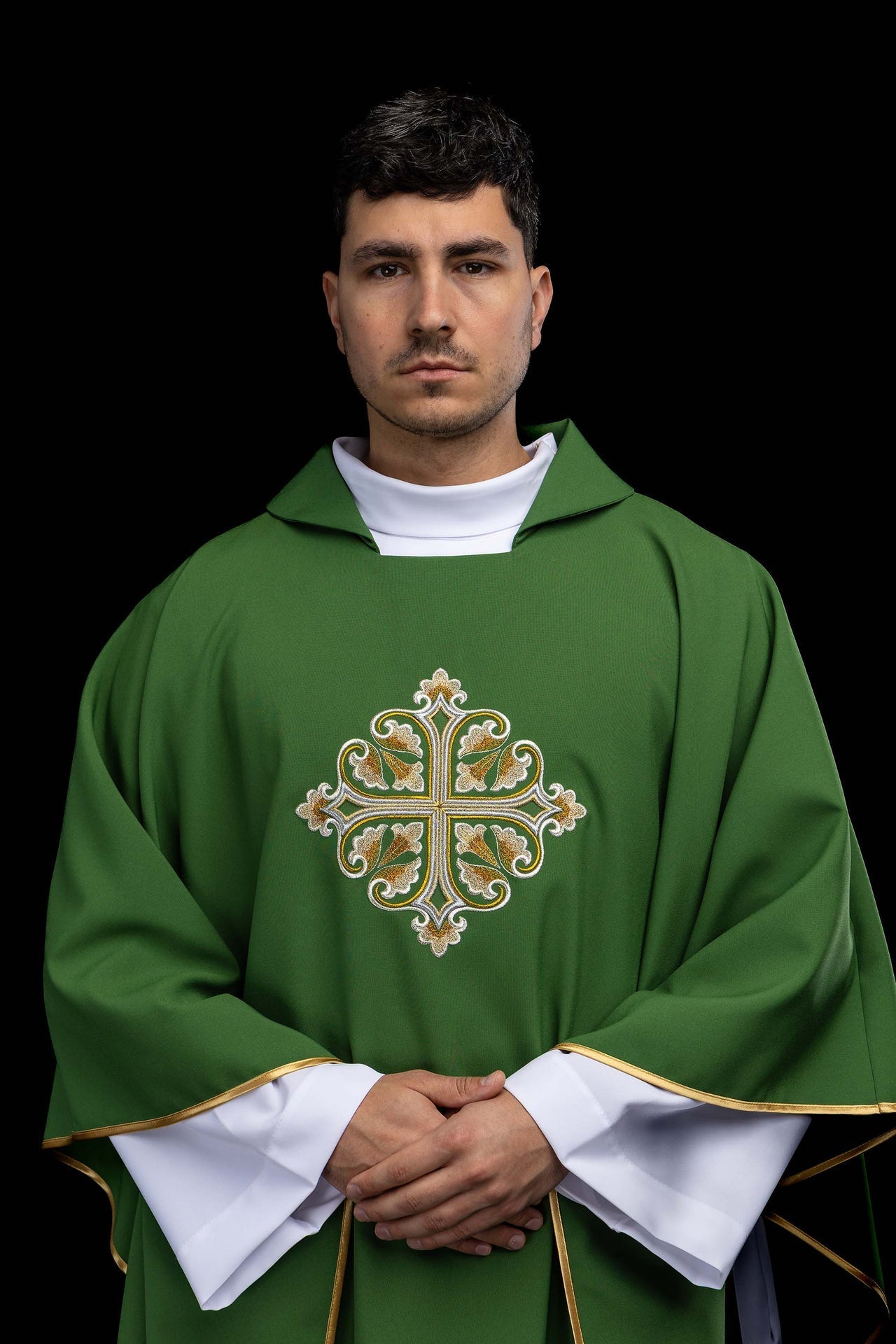 Chasuble verte brodée avec une croix ornée et un large col KOK/003/01/12/KARO - CHASUBLES.FR