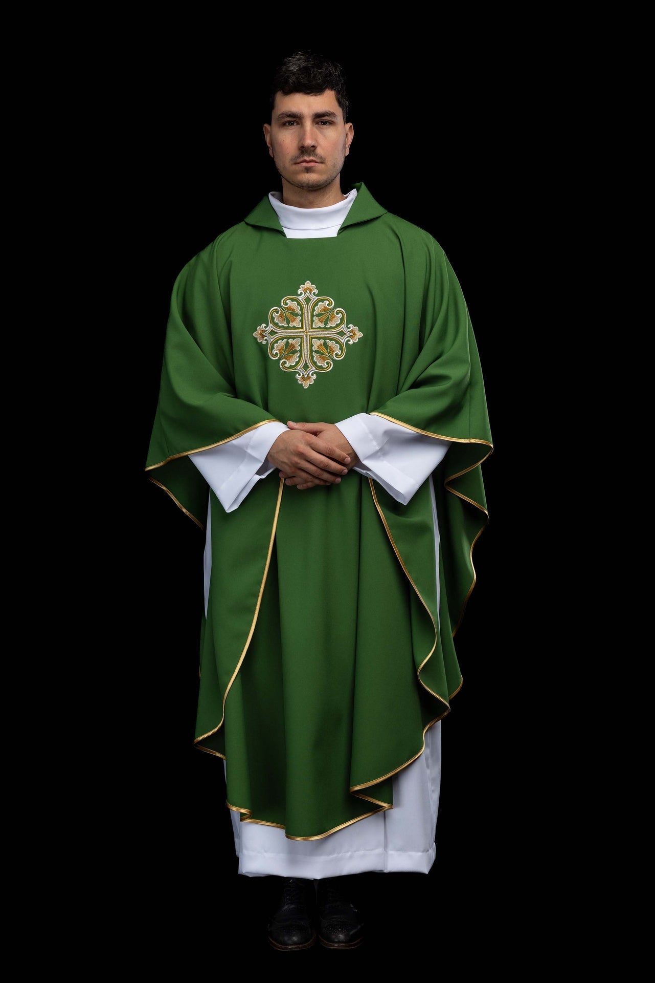 Chasuble verte brodée avec une croix ornée et un large col KOK/003/01/12/KARO - CHASUBLES.FR