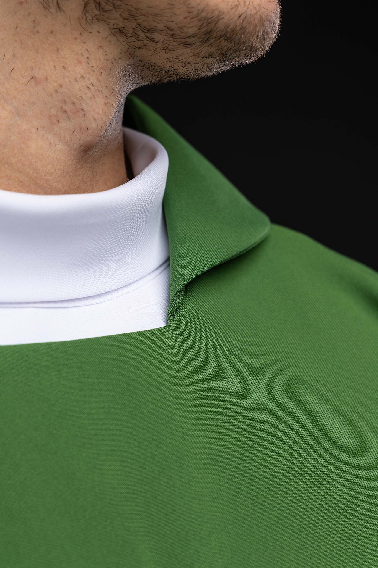Chasuble verte brodée avec une croix ornée et un large col KOK/003/01/12/KARO - CHASUBLES.FR