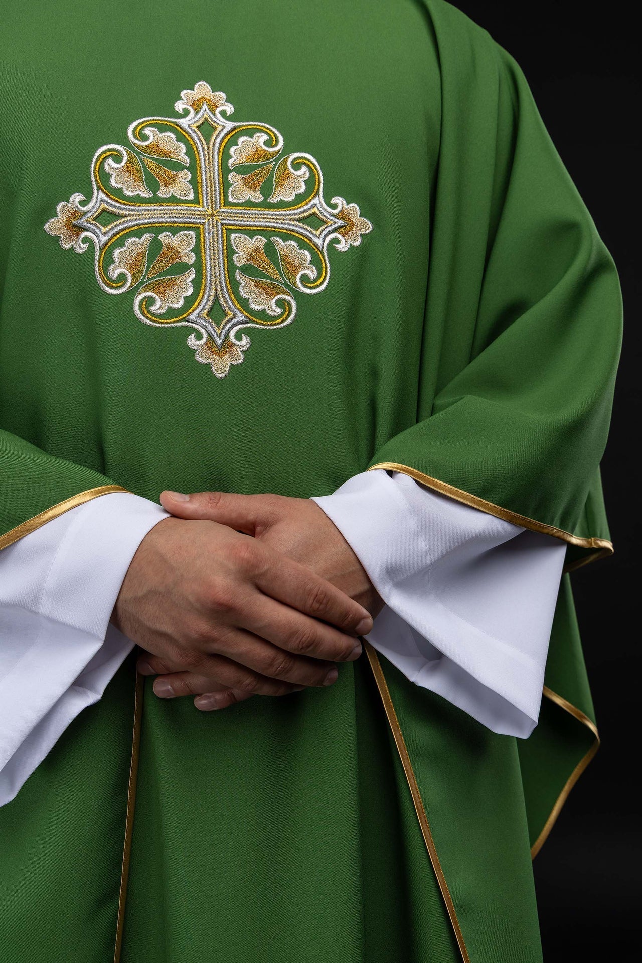 Chasuble verte brodée avec une croix ornée et un large col KOK/003/01/12/KARO - CHASUBLES.FR