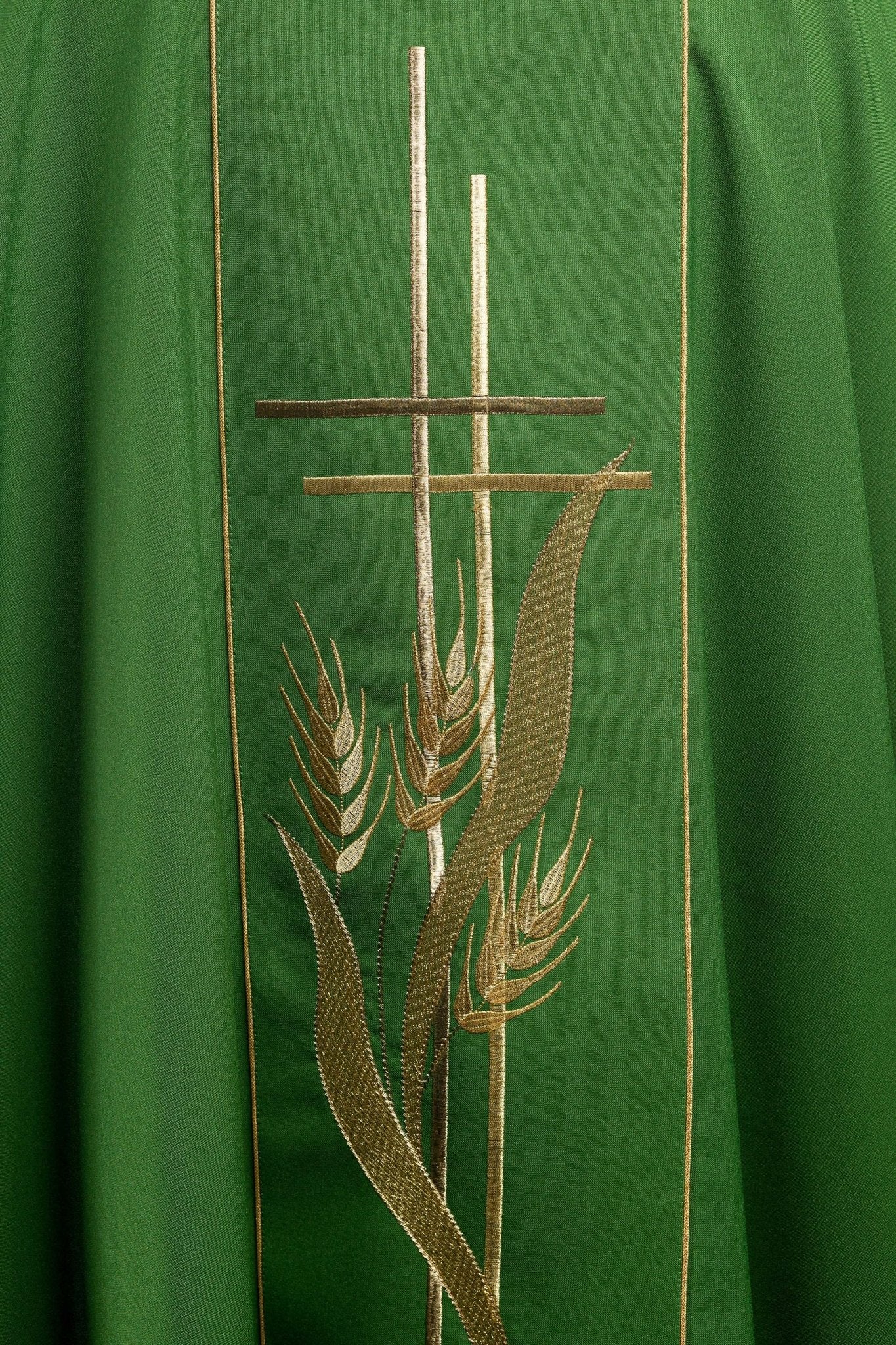 Chasuble verte brodée de motifs de croix et d'oreilles KOR/114/01/01 ZIELONY - CHASUBLES.FR