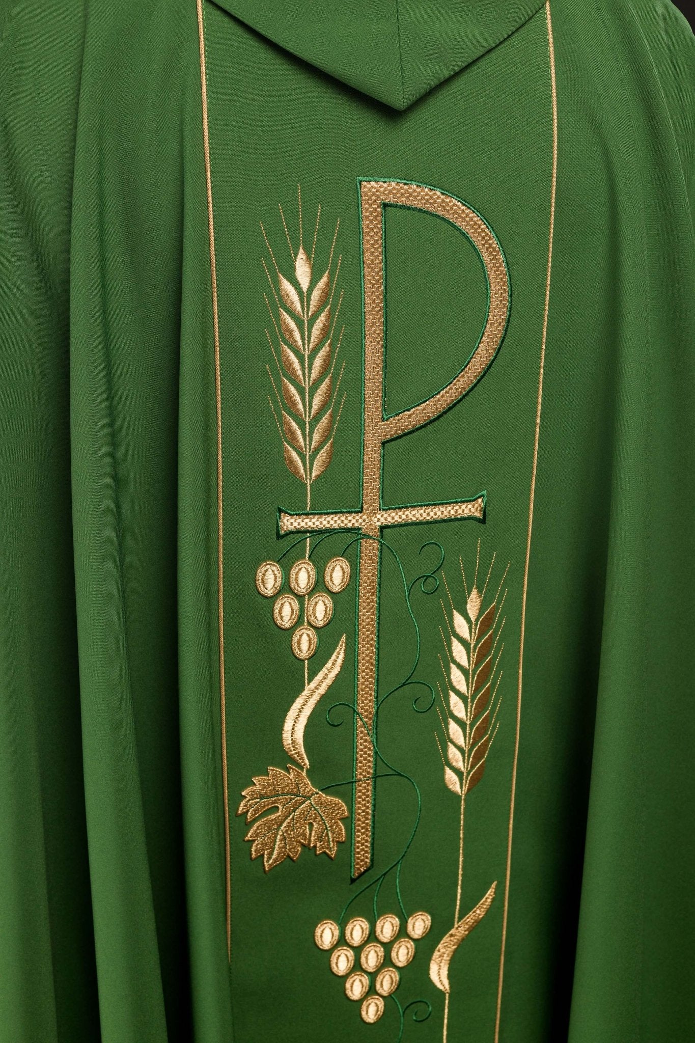 Chasuble verte brodée d'un calice IHS KOR/001/01/01 ZIELONY - CHASUBLES.FR