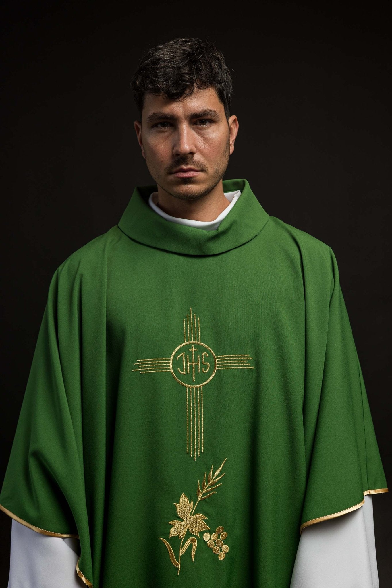 Chasuble verte brodée d'un motif IHS KOR/003/01/12 ZIELONY - CHASUBLES.FR