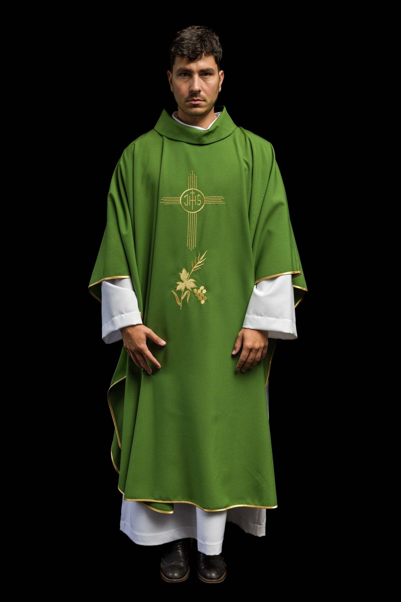 Chasuble verte brodée d'un motif IHS KOR/003/01/12 ZIELONY - CHASUBLES.FR