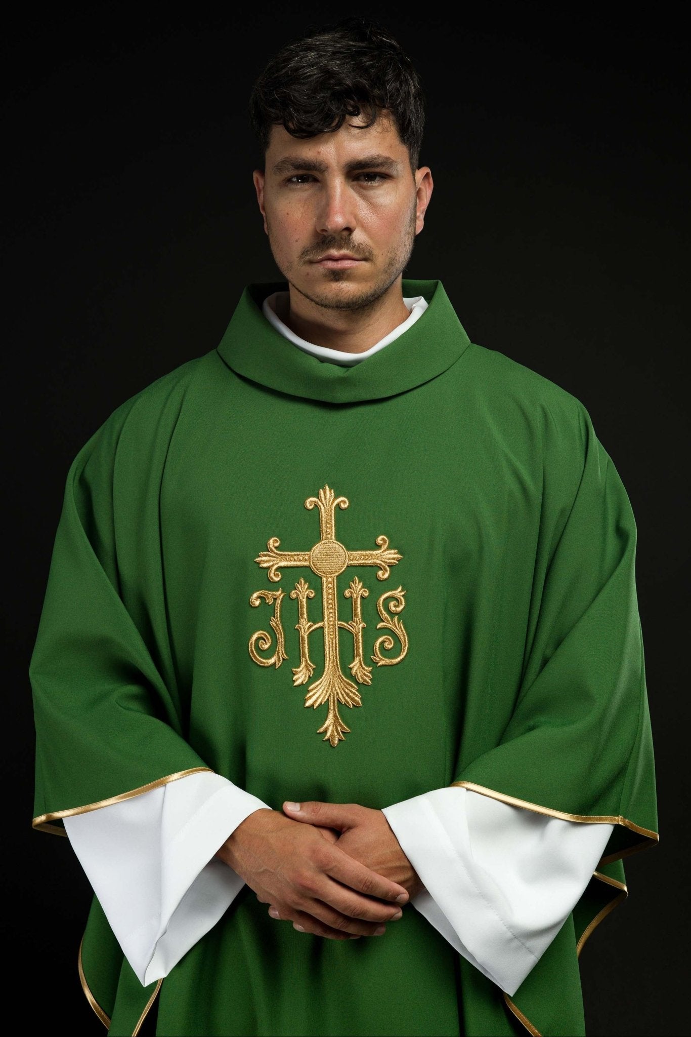 Chasuble verte JHS avec broderie en relief KOR/255/01/12 - CHASUBLES.FR