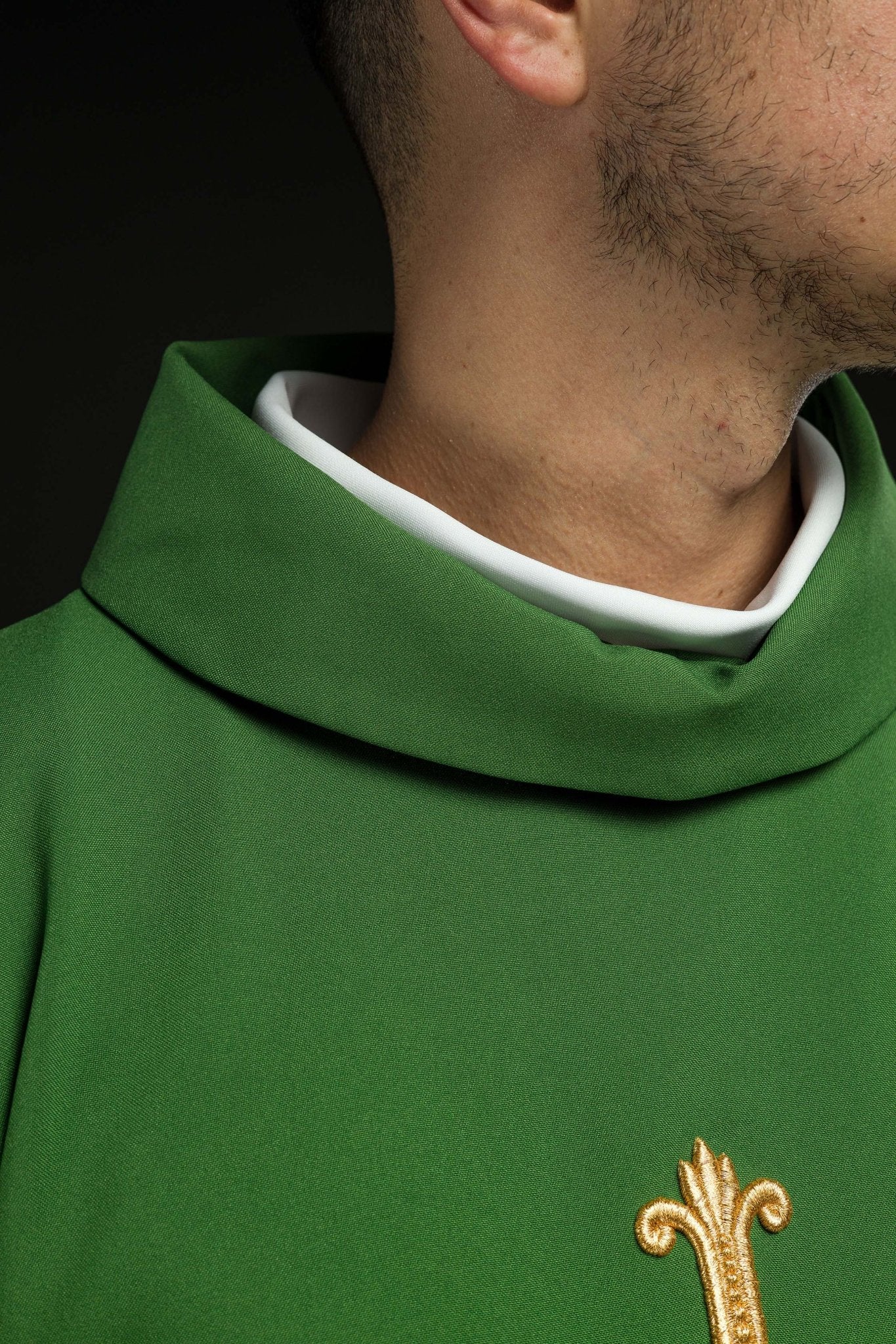 Chasuble verte JHS avec broderie en relief KOR/255/01/12 - CHASUBLES.FR