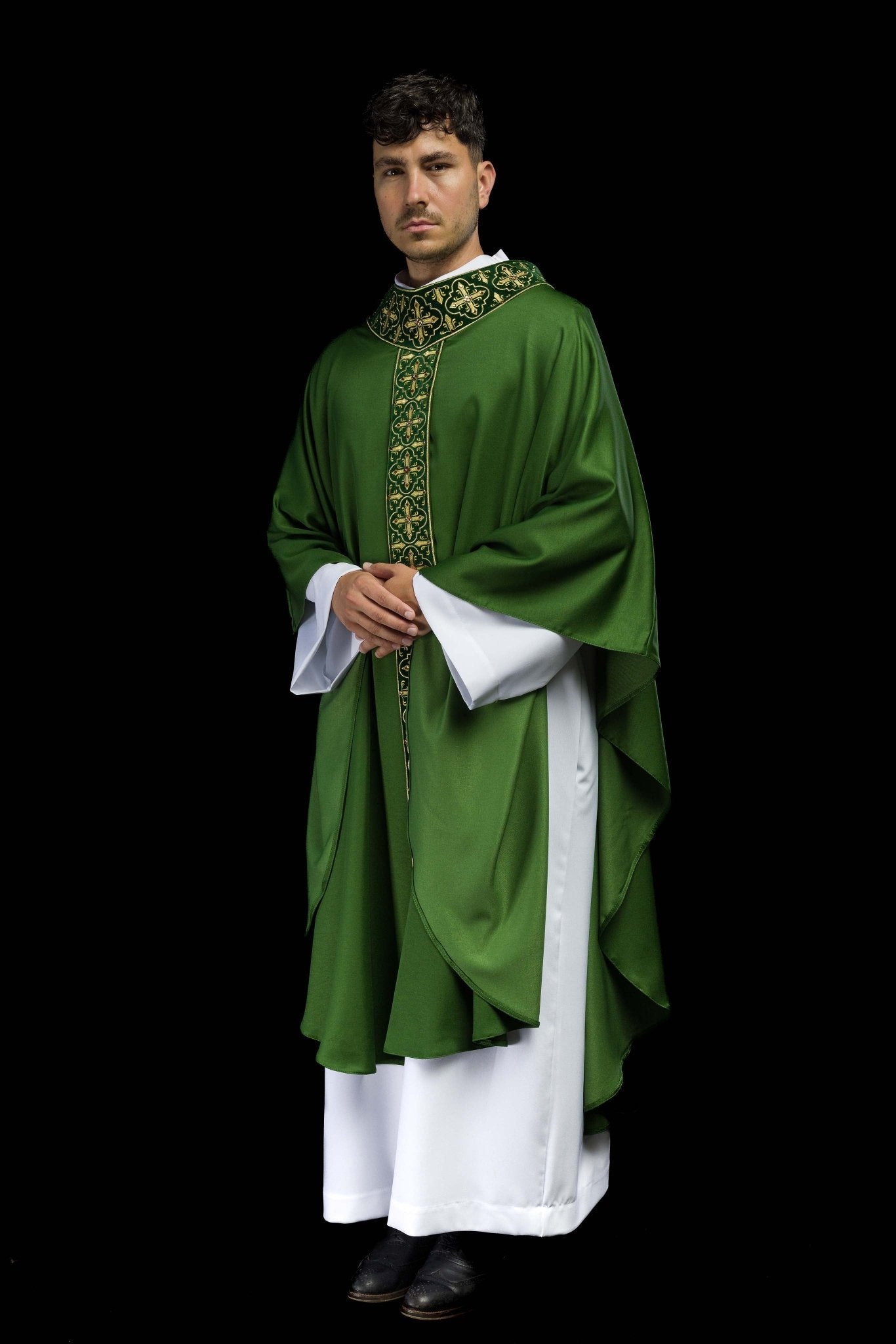 Chasuble verte ornée de 500 pierres avec bande étroite LE/7104/01 - CHASUBLES.FR