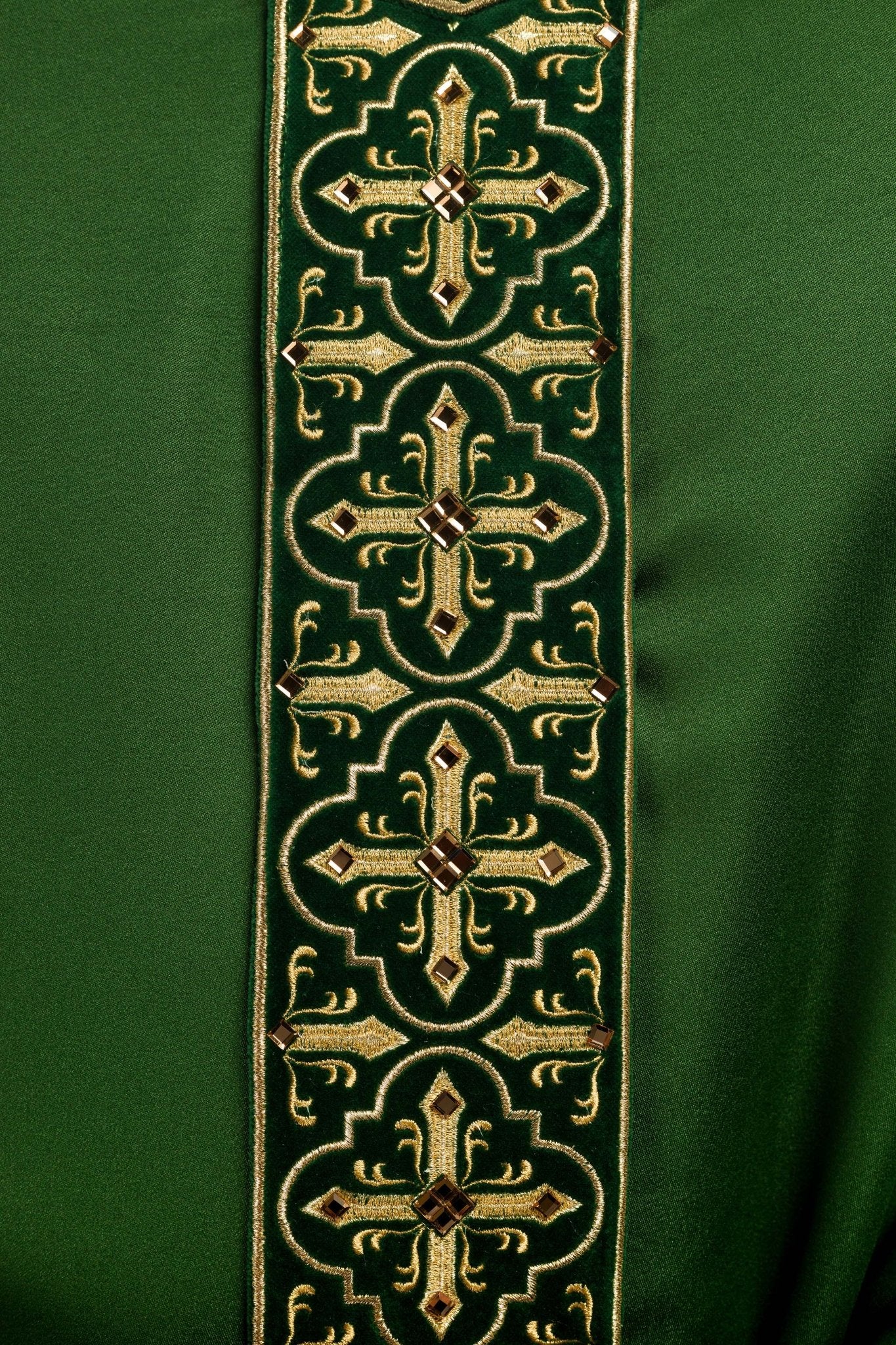 Chasuble verte ornée de 500 pierres avec bande étroite LE/7104/01 - CHASUBLES.FR
