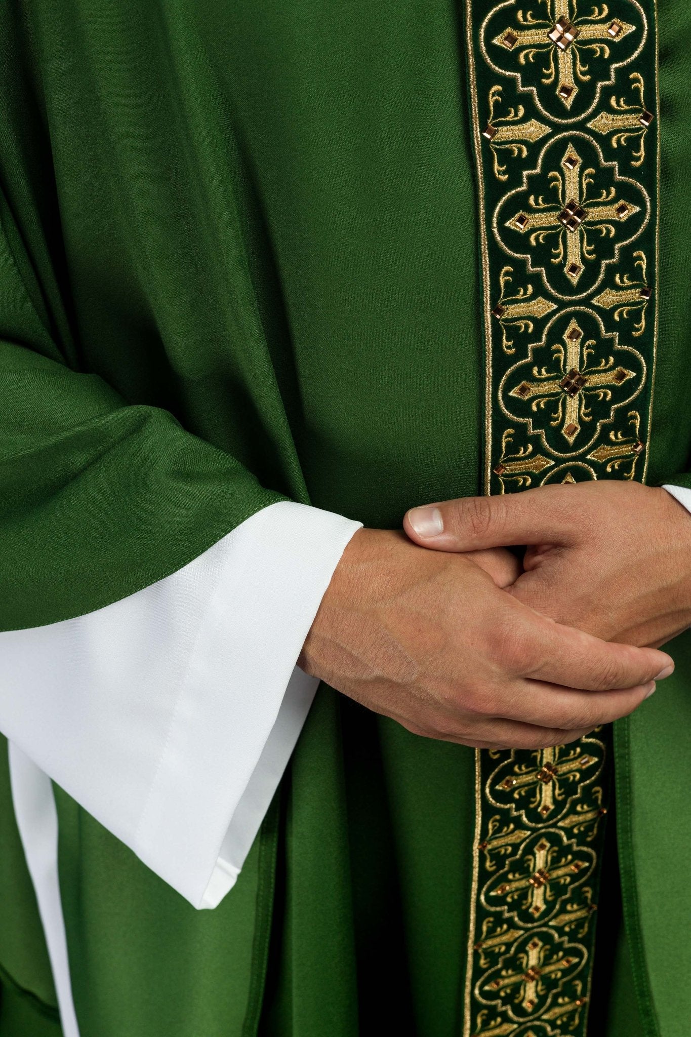 Chasuble verte ornée de 500 pierres avec bande étroite LE/7104/01 - CHASUBLES.FR