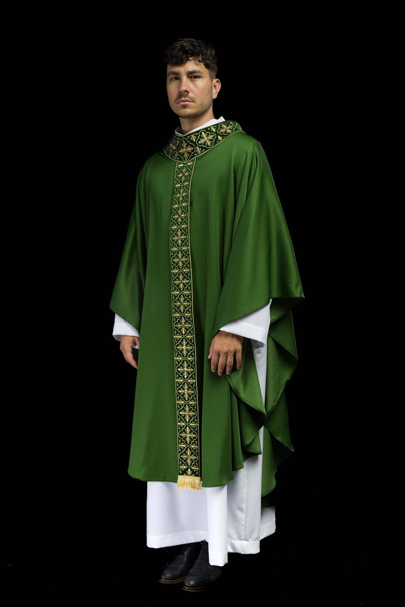 Chasuble verte ornée de 500 pierres avec bande étroite LE/7104/01 - CHASUBLES.FR