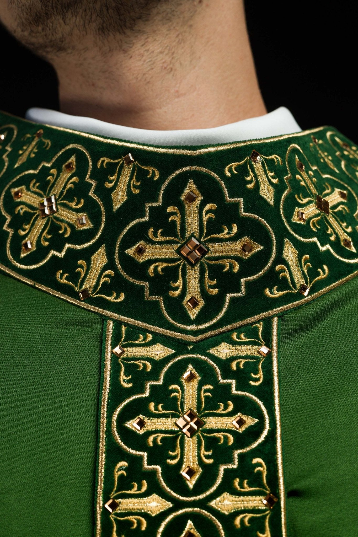Chasuble verte ornée de 500 pierres avec bande étroite LE/7104/01 - CHASUBLES.FR