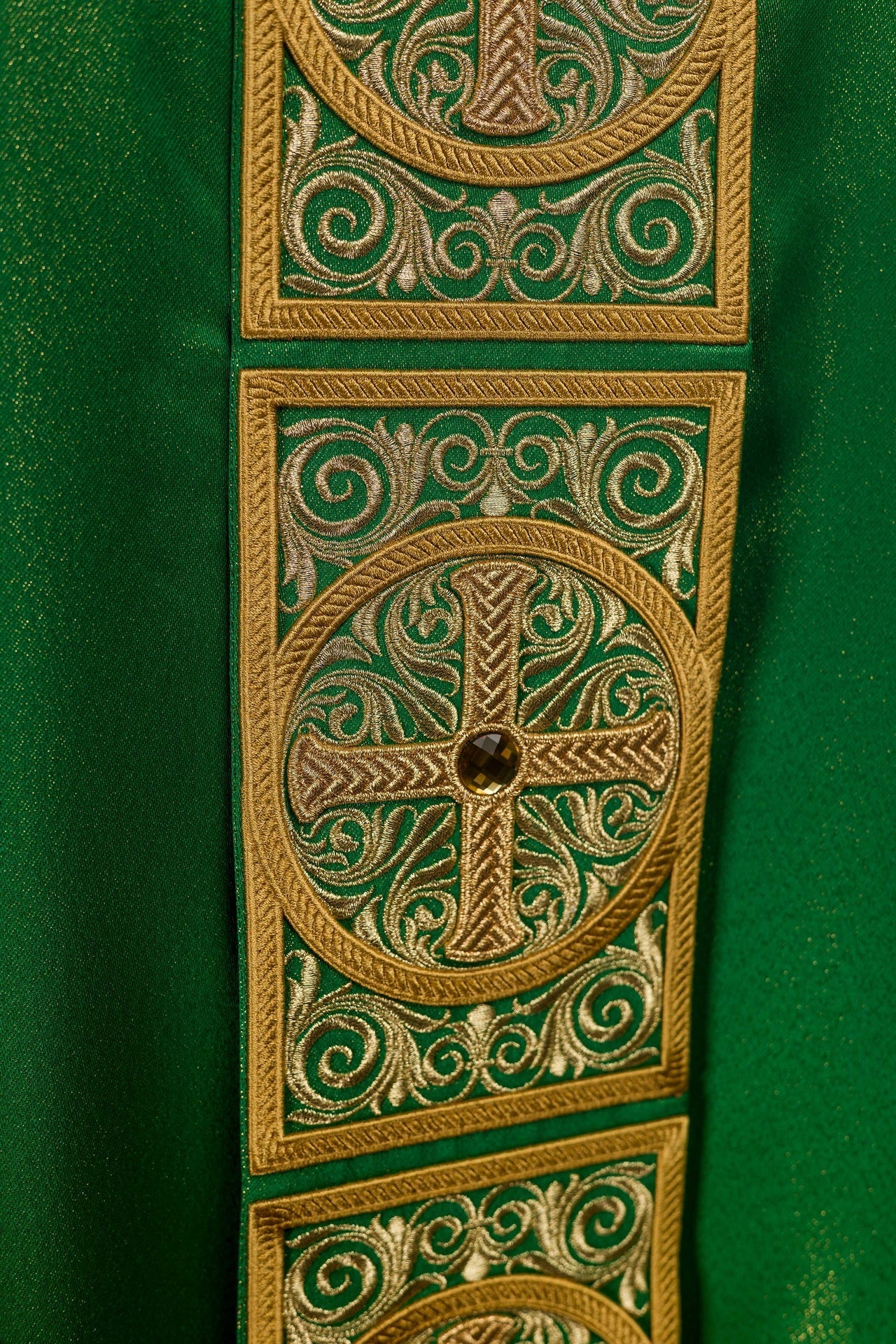 Chasuble verte richement brodée et décorée de pierres LE/7012/01 - CHASUBLES.FR