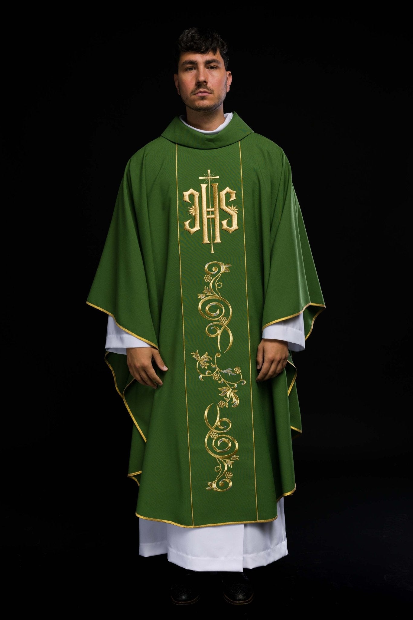 Chasuble verte richement décorée avec motif doré et large bande IHS KOR/031/01/01 ZIELONY - CHASUBLES.FR