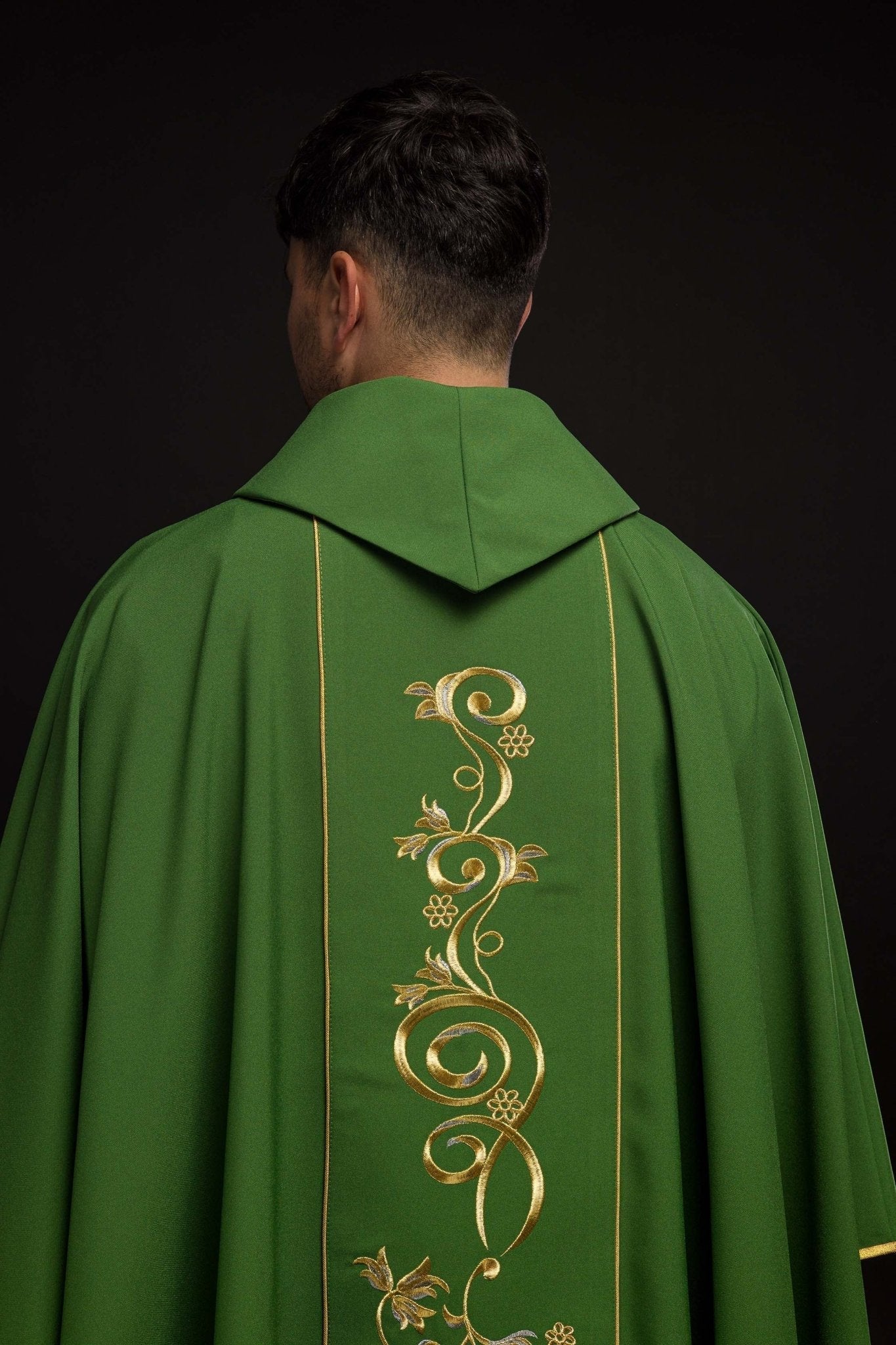 Chasuble verte richement décorée avec motif doré et large bande IHS KOR/031/01/01 ZIELONY - CHASUBLES.FR