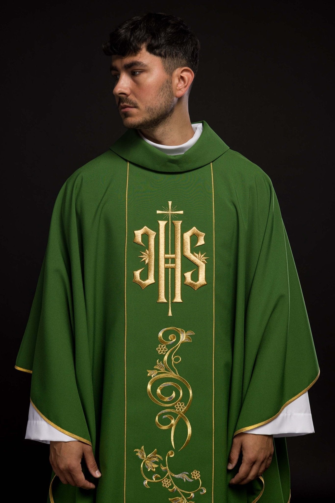 Chasuble verte richement décorée avec motif doré et large bande IHS KOR/031/01/01 ZIELONY - CHASUBLES.FR