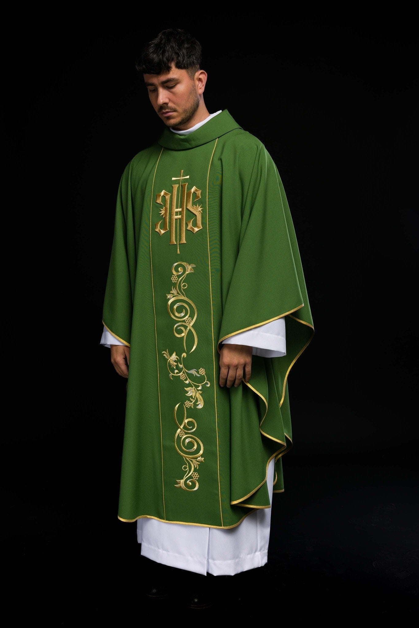 Chasuble verte richement décorée avec motif doré et large bande IHS KOR/031/01/01 ZIELONY - CHASUBLES.FR