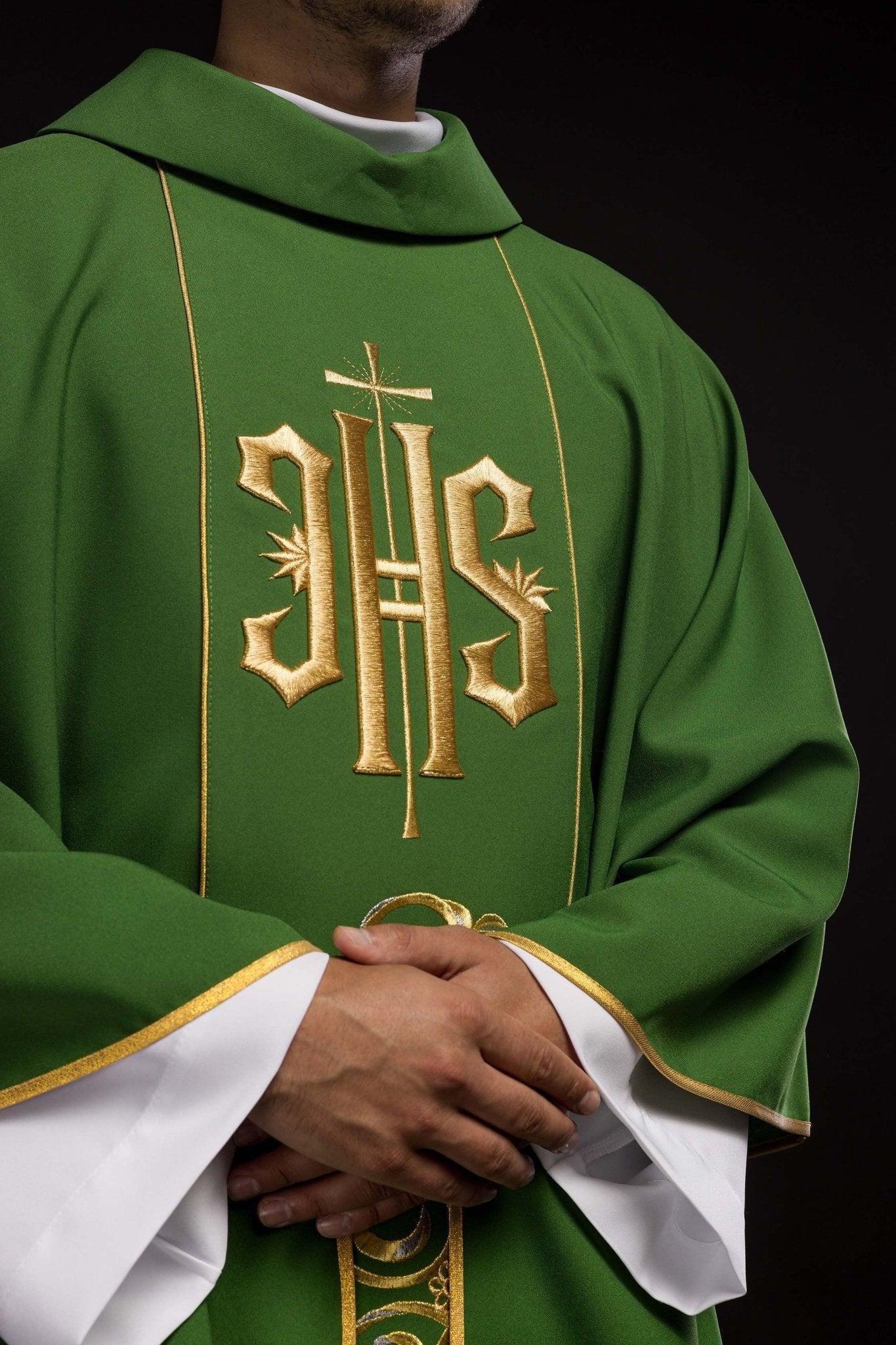 Chasuble verte richement décorée avec motif doré et large bande IHS KOR/031/01/01 ZIELONY - CHASUBLES.FR