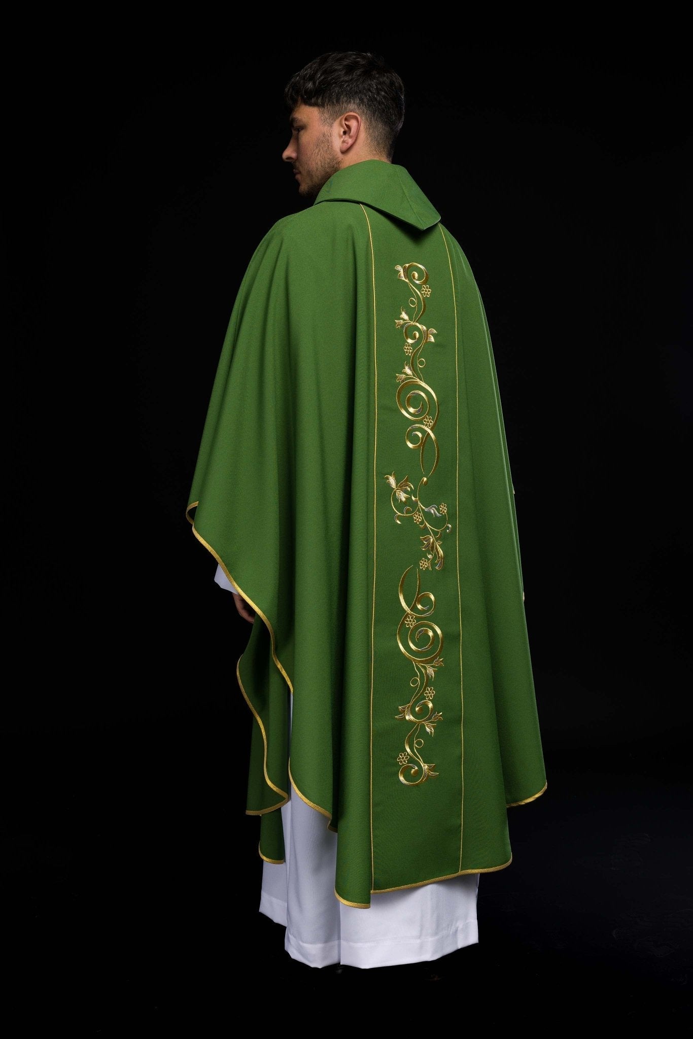 Chasuble verte richement décorée avec motif doré et large bande IHS KOR/031/01/01 ZIELONY - CHASUBLES.FR