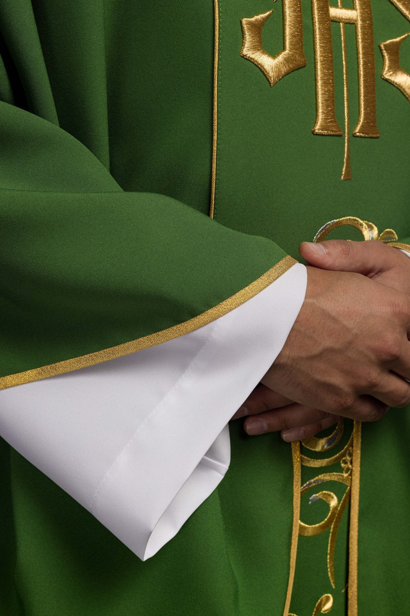 Chasuble verte richement décorée avec motif doré et large bande IHS KOR/031/01/01 ZIELONY - CHASUBLES.FR