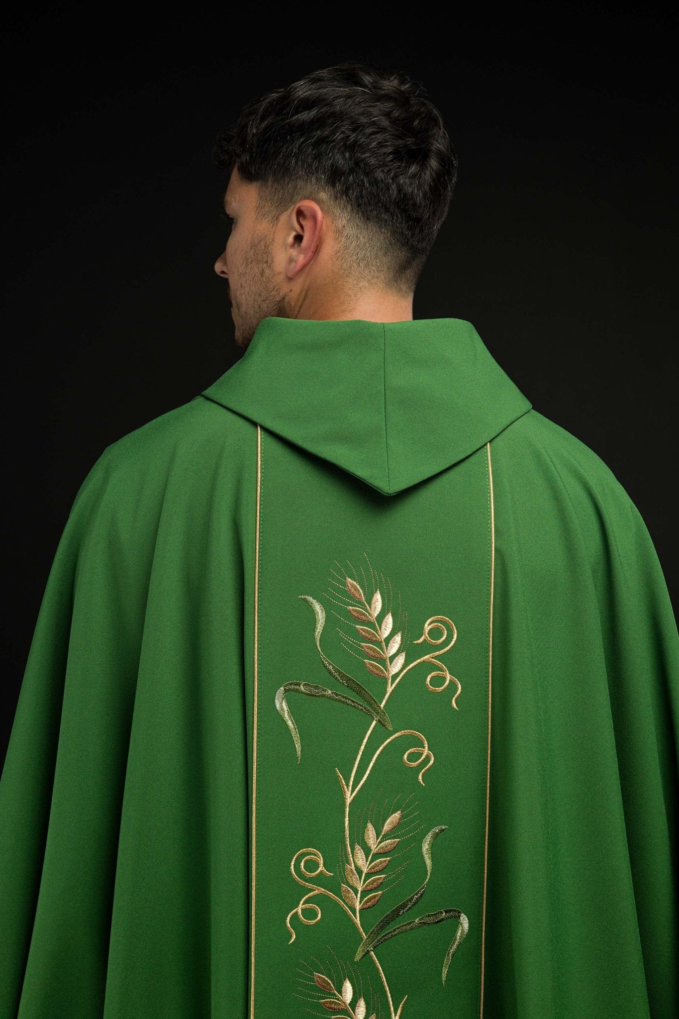 Chasuble verte sur ceinture avec broderie IHS, oreilles et raisins KOR/117/01/01 ZIELONY - CHASUBLES.FR