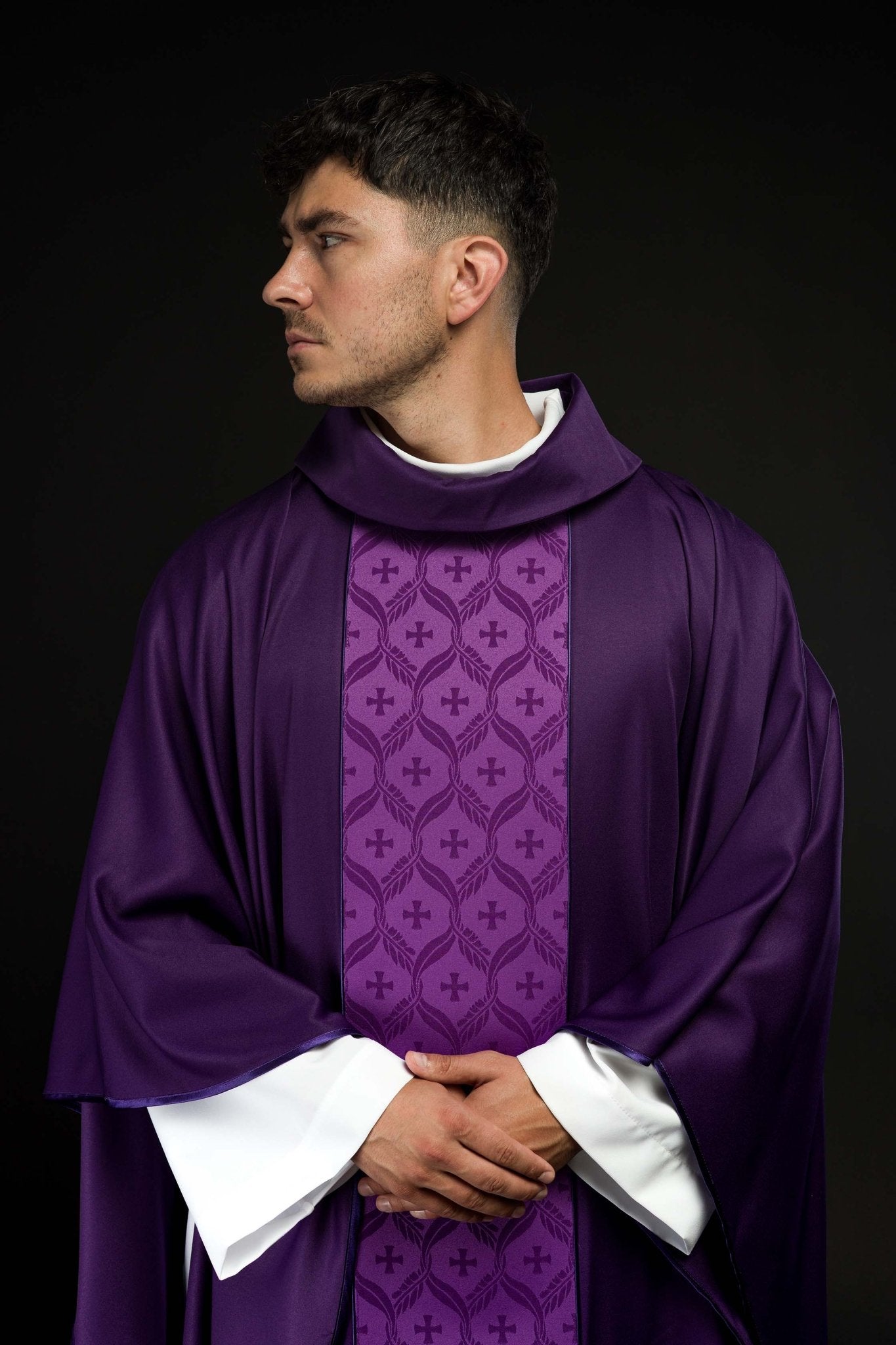 Chasuble violette avec bande jacquard ornée de croix KOR/402/03/53 - CHASUBLES.FR